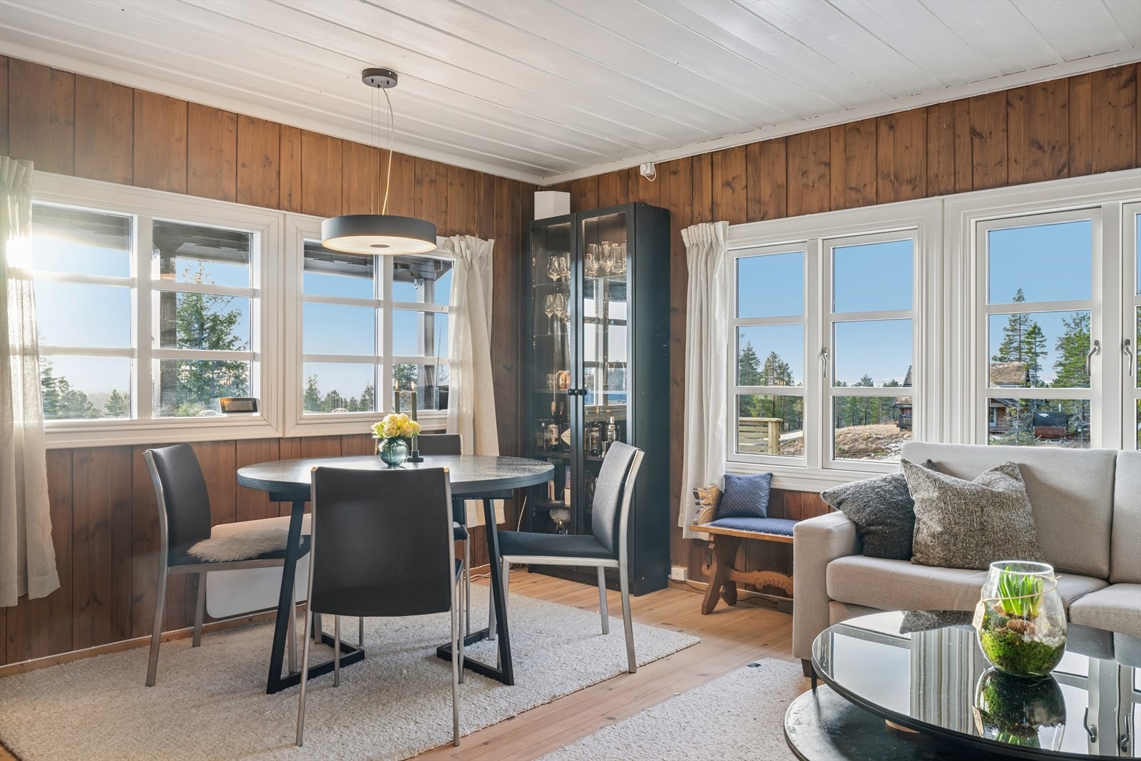 Plass til sofagruppe og salongbord i stuen gir gode møbleringsmuligheter. Galleribilde