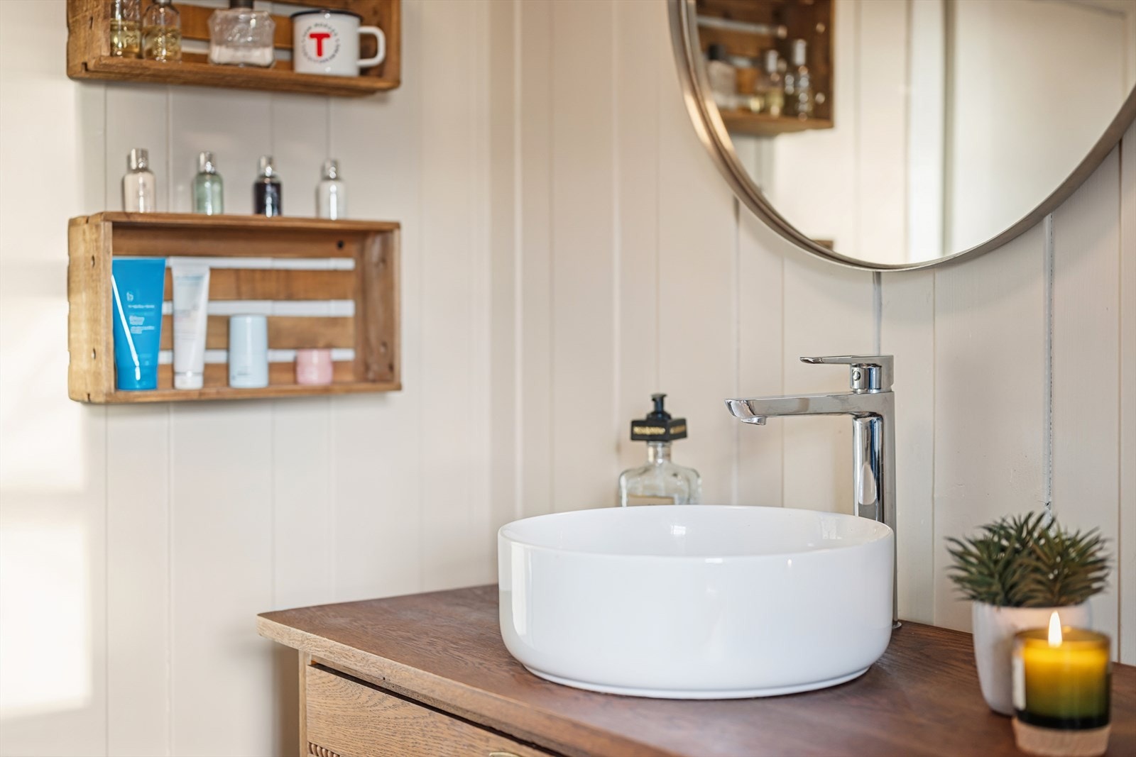 Servant med moderne armatur. Galleribilde