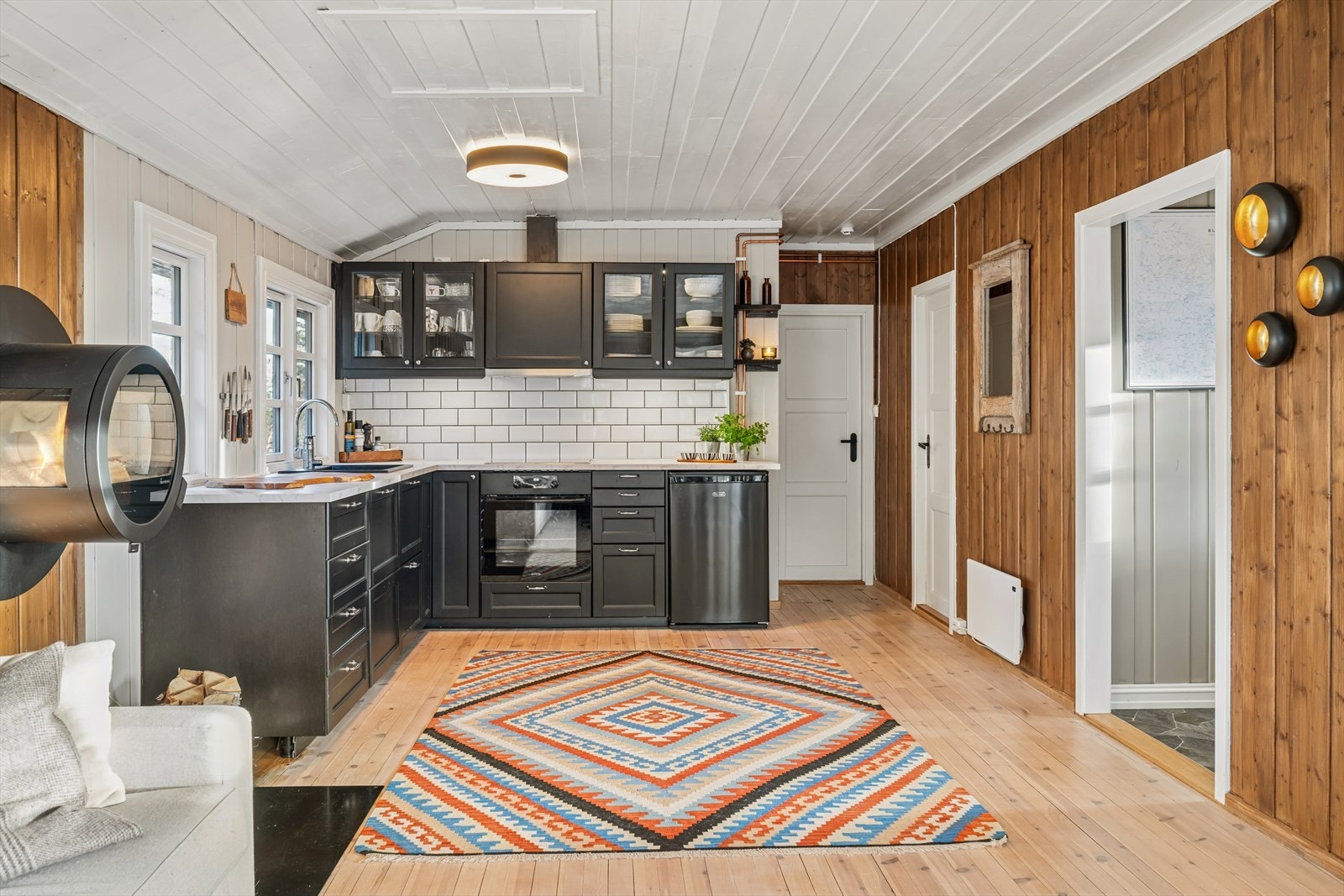 Kjøkkenet er utstyrt med stekeovn, platetopp og oppvaskmaskin. Galleribilde