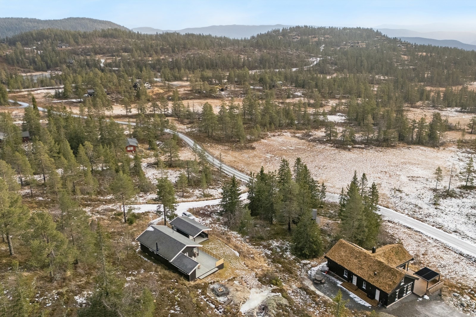 Eiendommen ligger i et kupert terreng med privat adkomstvei og naturskjønne omgivelser. Galleribilde