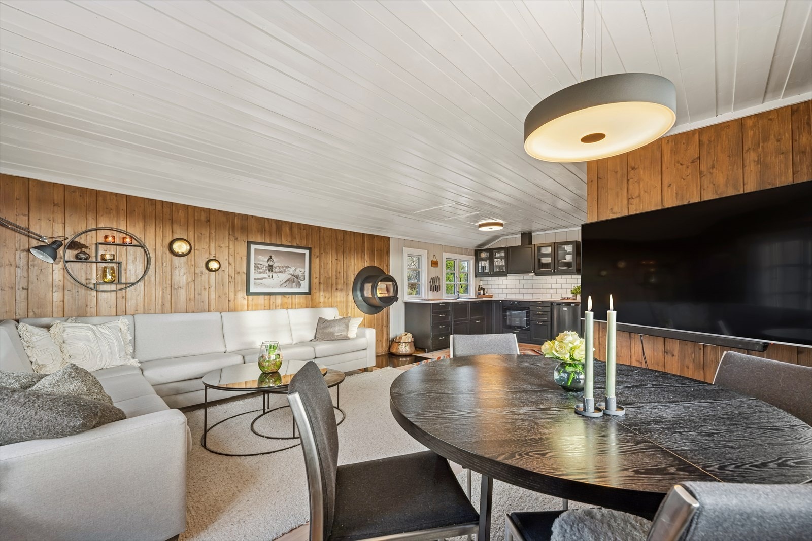 Herlig og romslig stue med åpen løsning til kjøkkenet. Galleribilde