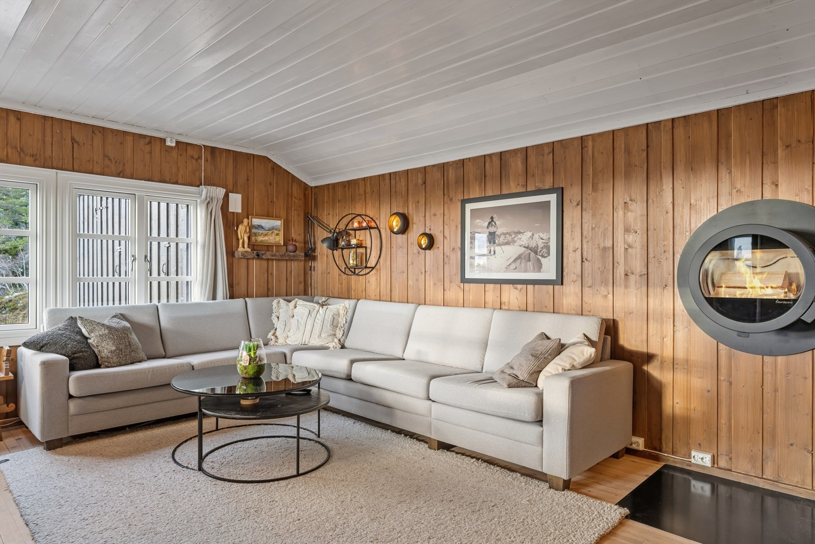 Vedovn i stuen gir effektiv oppvarming og koselig varme. Galleribilde