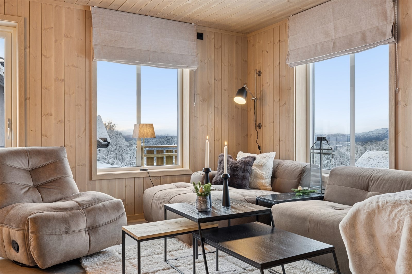 Lyst og fleksibelt stueområde med mulighet for flere møbleringsløsninger, badet i naturlig lys fra flere himmelretninger. Galleribilde