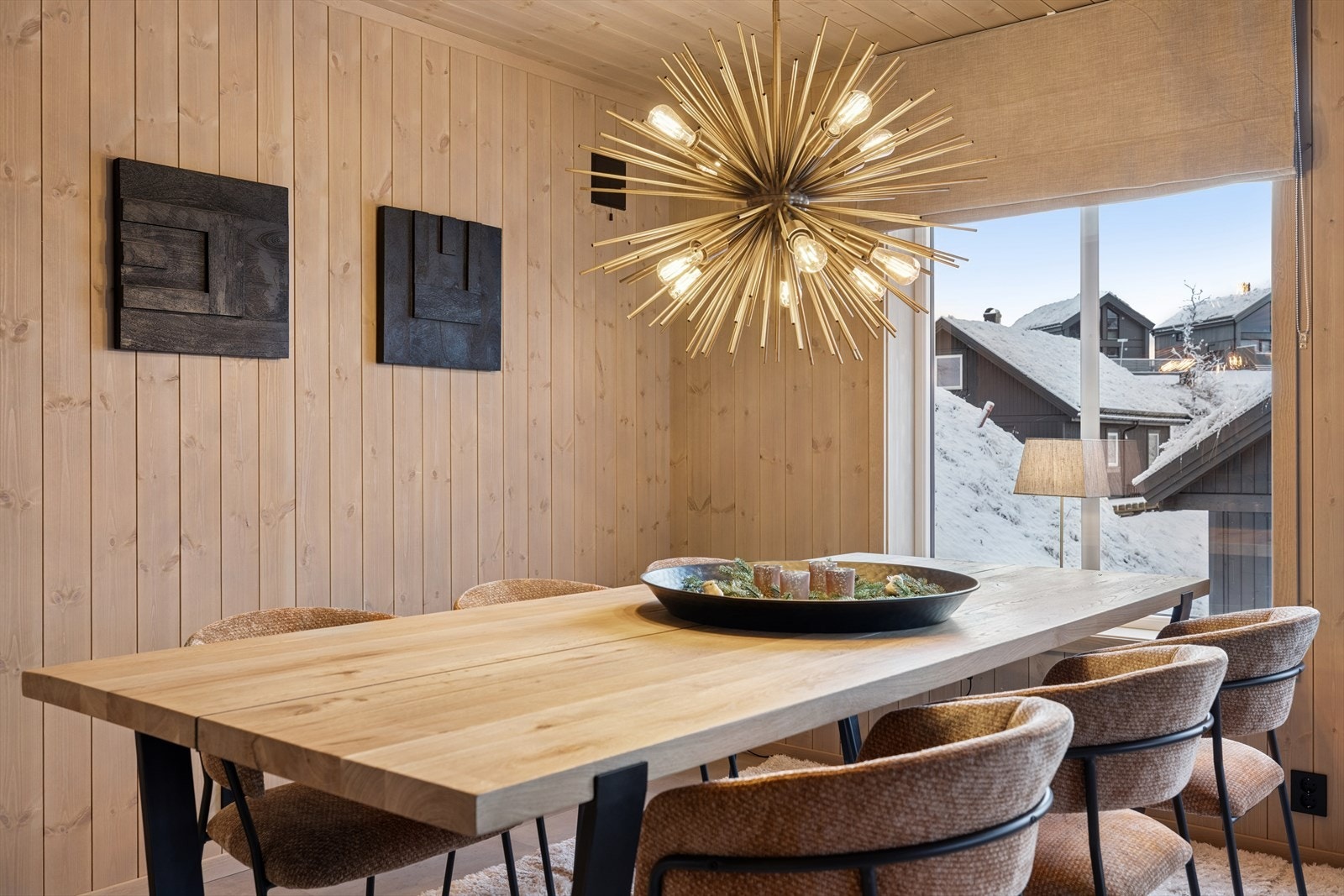 Her kan et stort spisebord stå midt i rommet, og legge til rette for hyggelige stunder med familie og venner. Galleribilde