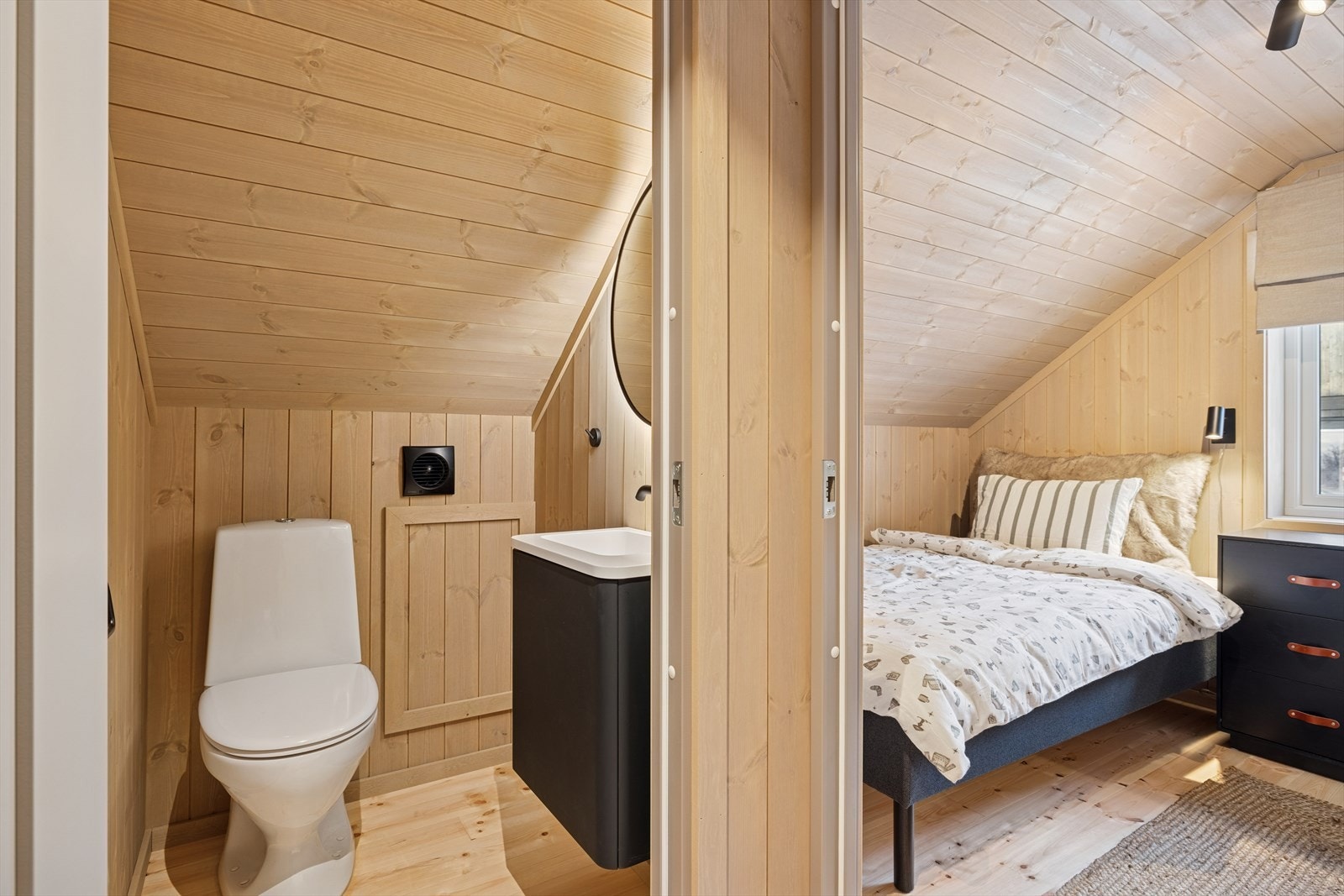 Det er et separat toalettrom på loftet, praktisk for gjester. Galleribilde