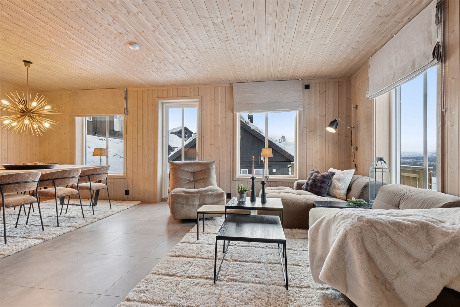 Store panoramavinduer gir fantastisk utsikt og lar naturen utenfor bli en del av interiøret. Galleribilde