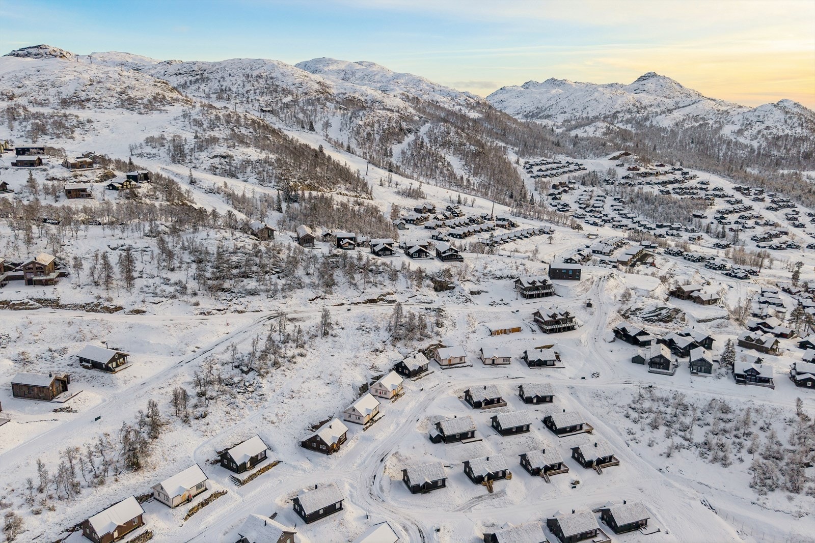 Skjermet beliggenhet nær enden av blindvei, med flott utsikt. Et trygt og rolig område - perfekt for små og litt større barn, uten gjennomgangstrafikk. Galleribilde