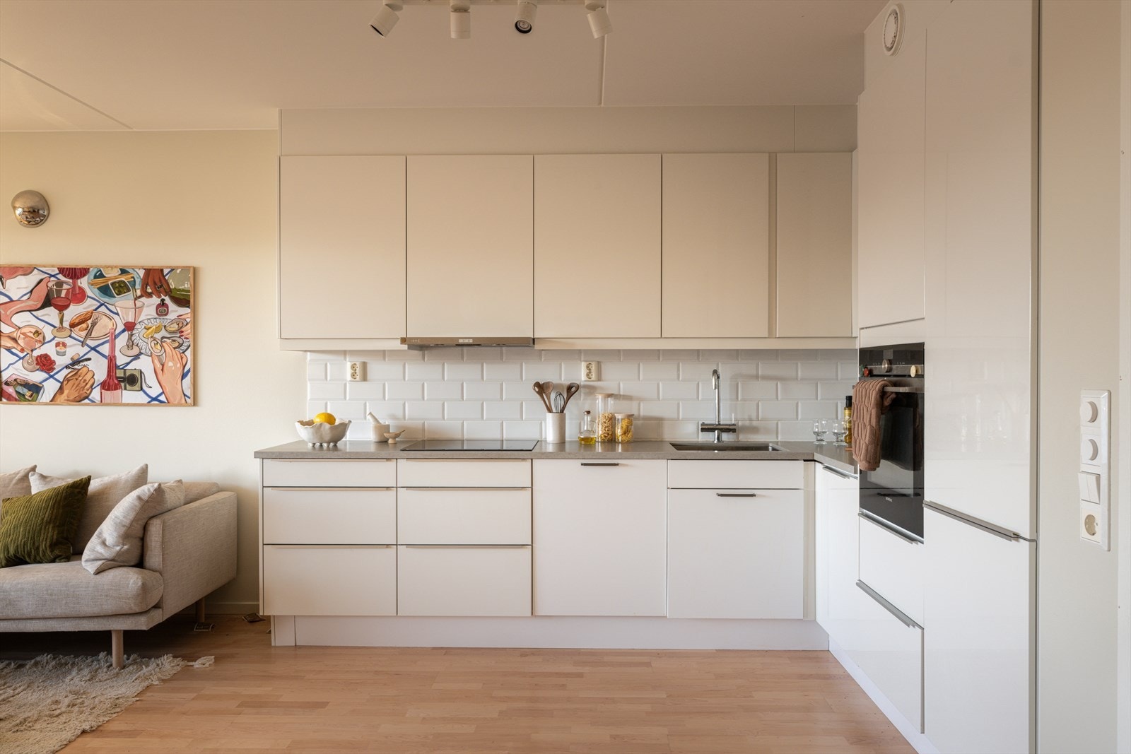 Kjøkkenet er tidløst med integrerte hvitevarer som gir et sømløst uttrykk. Galleribilde