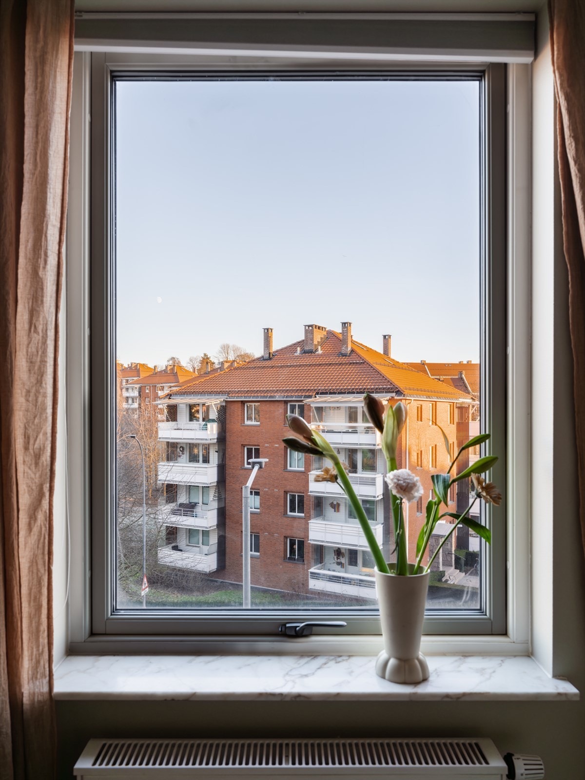 Et stort vindu slipper inn godt med lys og gir fin utsikt over nærområdet. Legg merke til de flotte vinduskarmene av marmor. Galleribilde