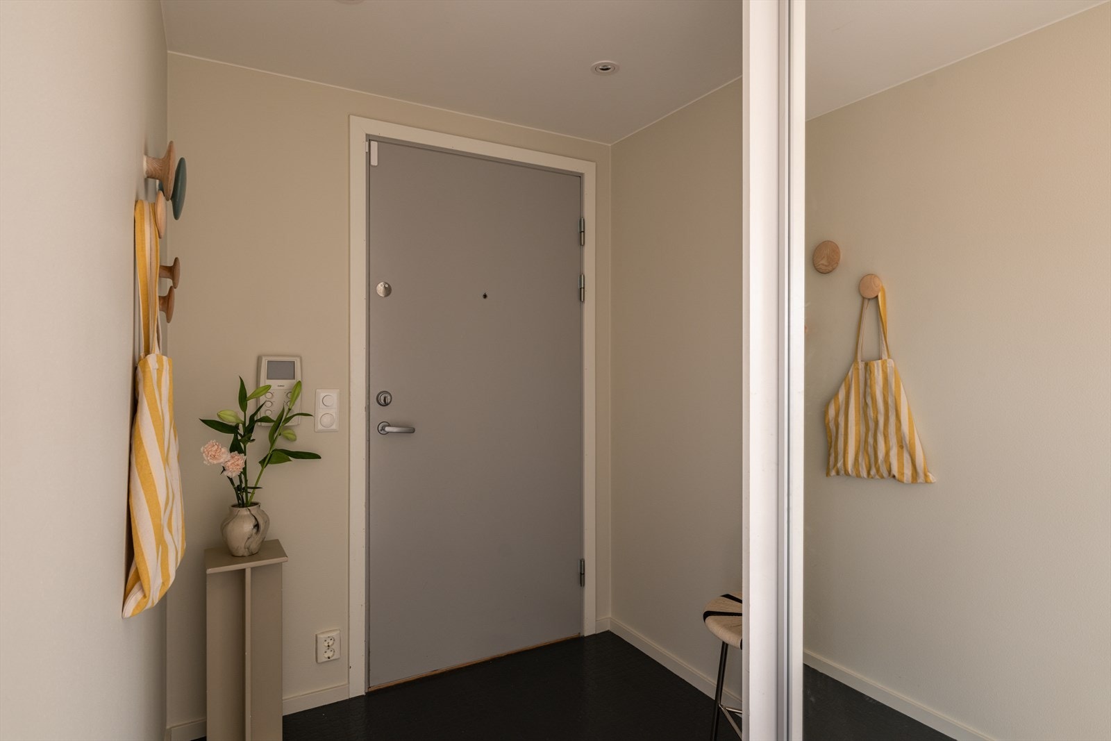 Velkommen til visning! Dørcallinganlegget gjør det enkelt å slippe inn gjester. Galleribilde