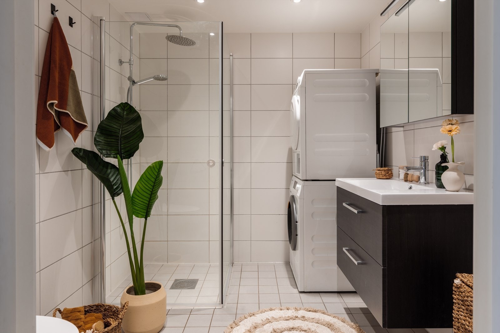 Lyst, delikat baderom med varme i gulv og opplegg for vaskemaskin / tørketrommel. Galleribilde