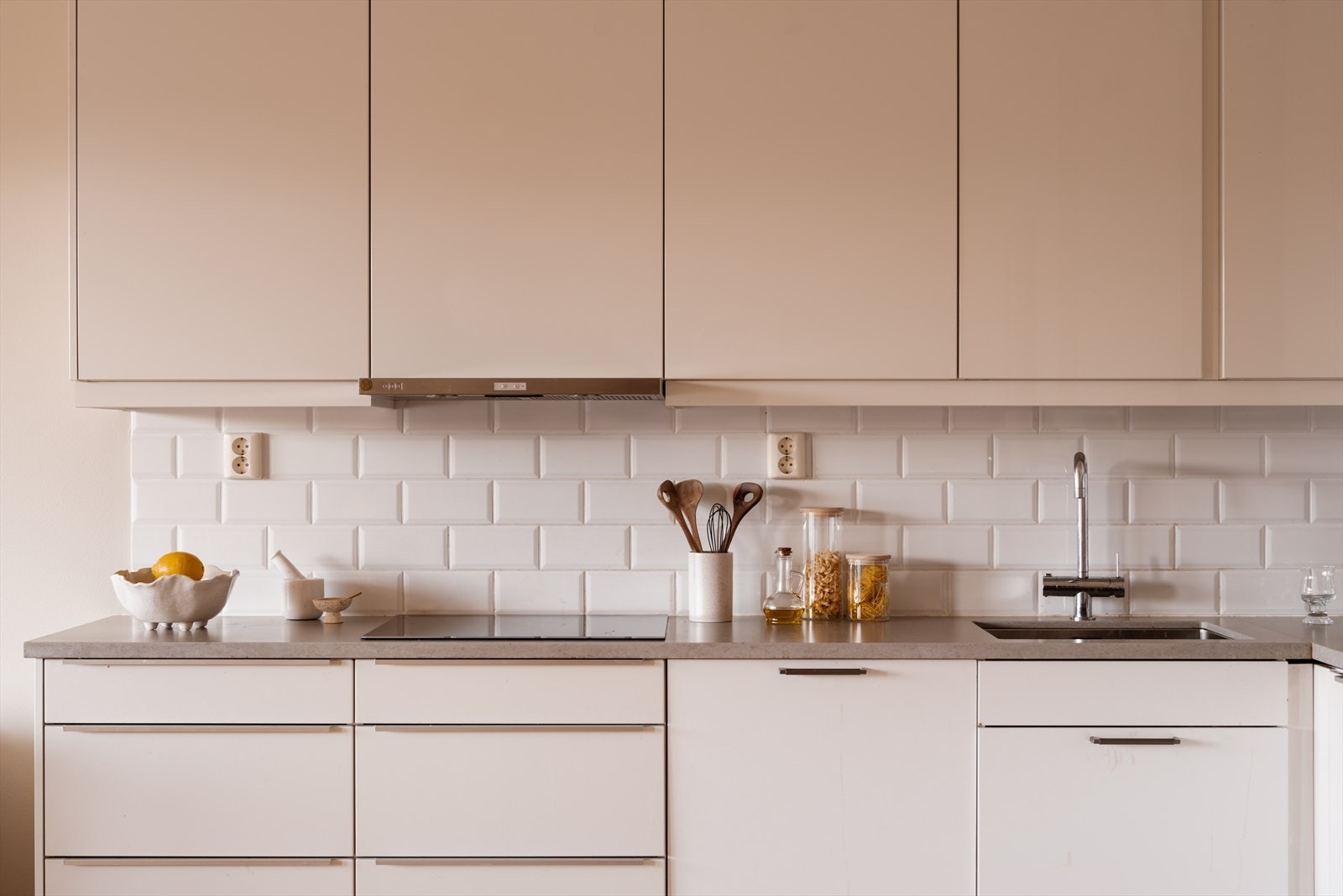 Det er rikelig med oppbevaringsplass i både skuffer og skap, og benkeplate i stein er en delikat detalj som gir gode arbeidsforhold. Galleribilde