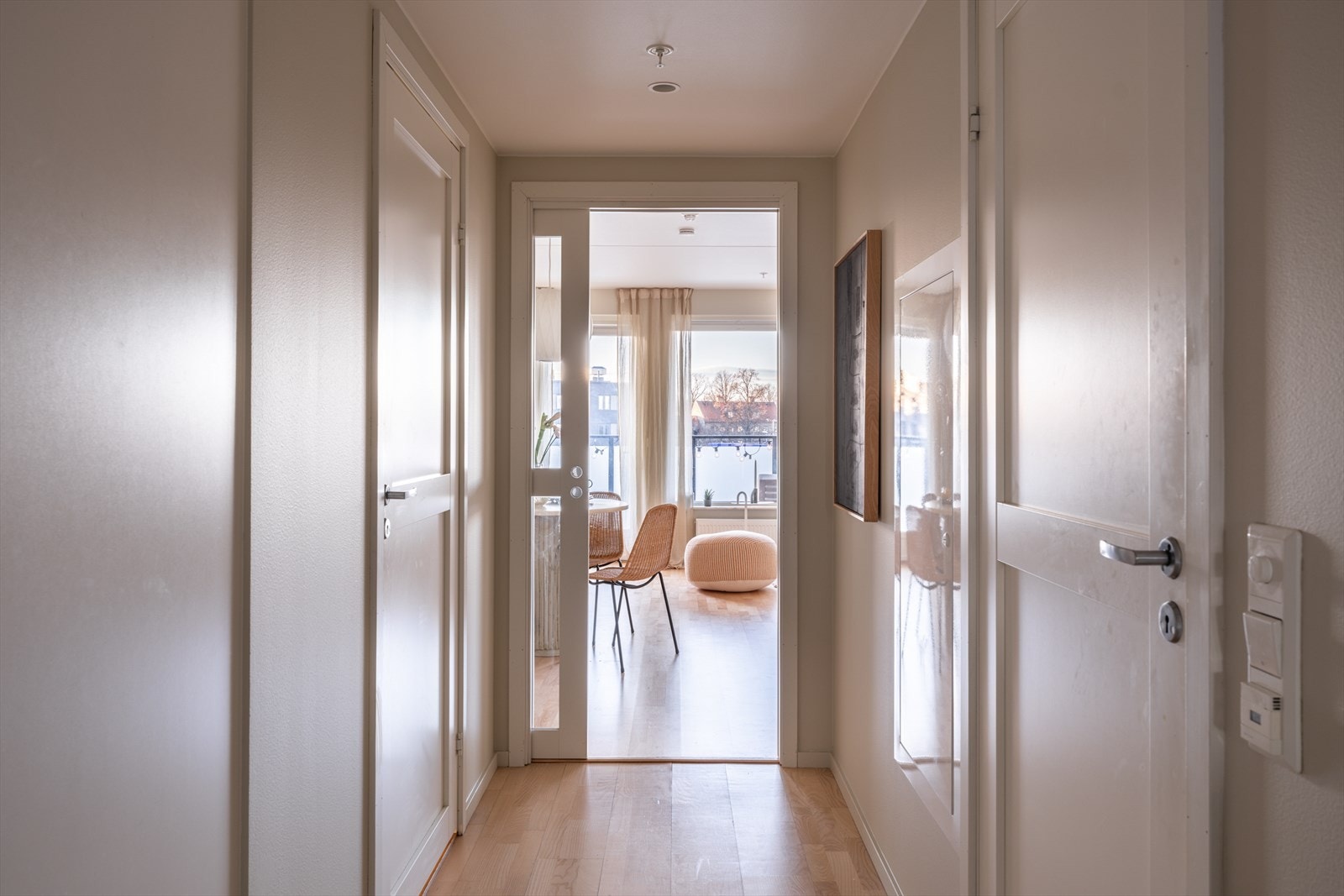 Skyvedøren skaper et tydelig skille mellom sonene, samtidig som lyset slipper videre inn gjennom vindusflatene. Galleribilde