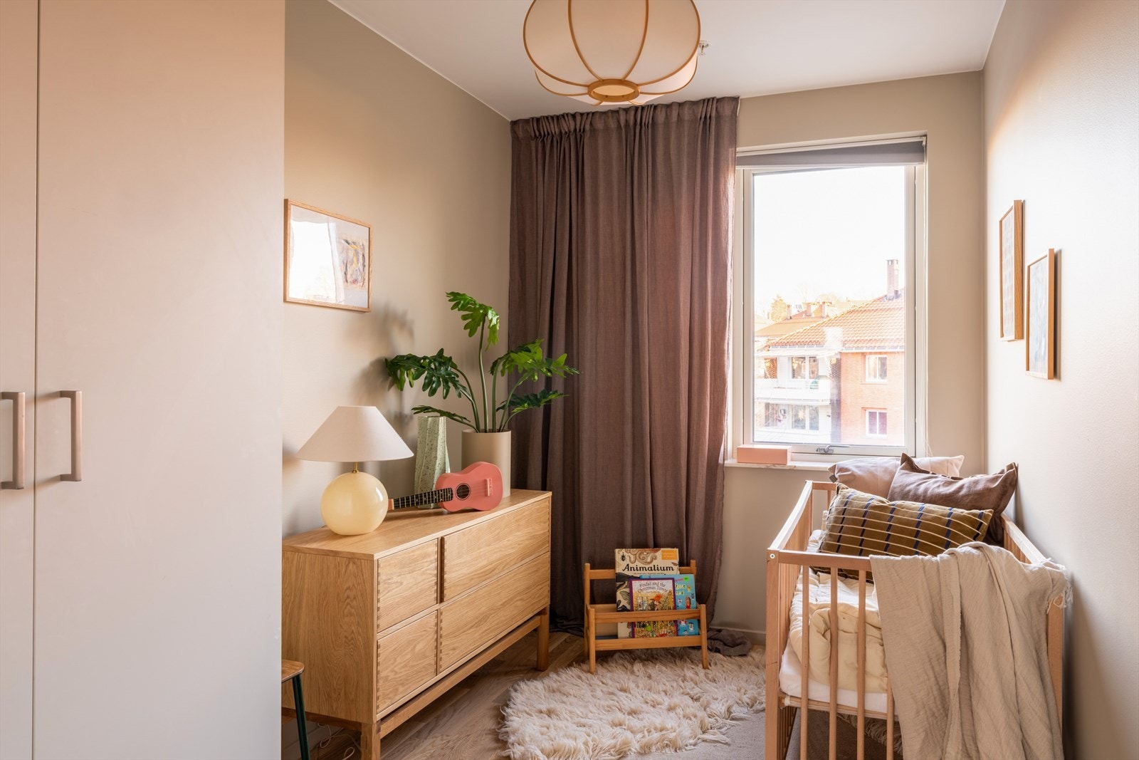 Et lyst og lekent barnerom som gir god plass til både lek og aktiviteter. Galleribilde