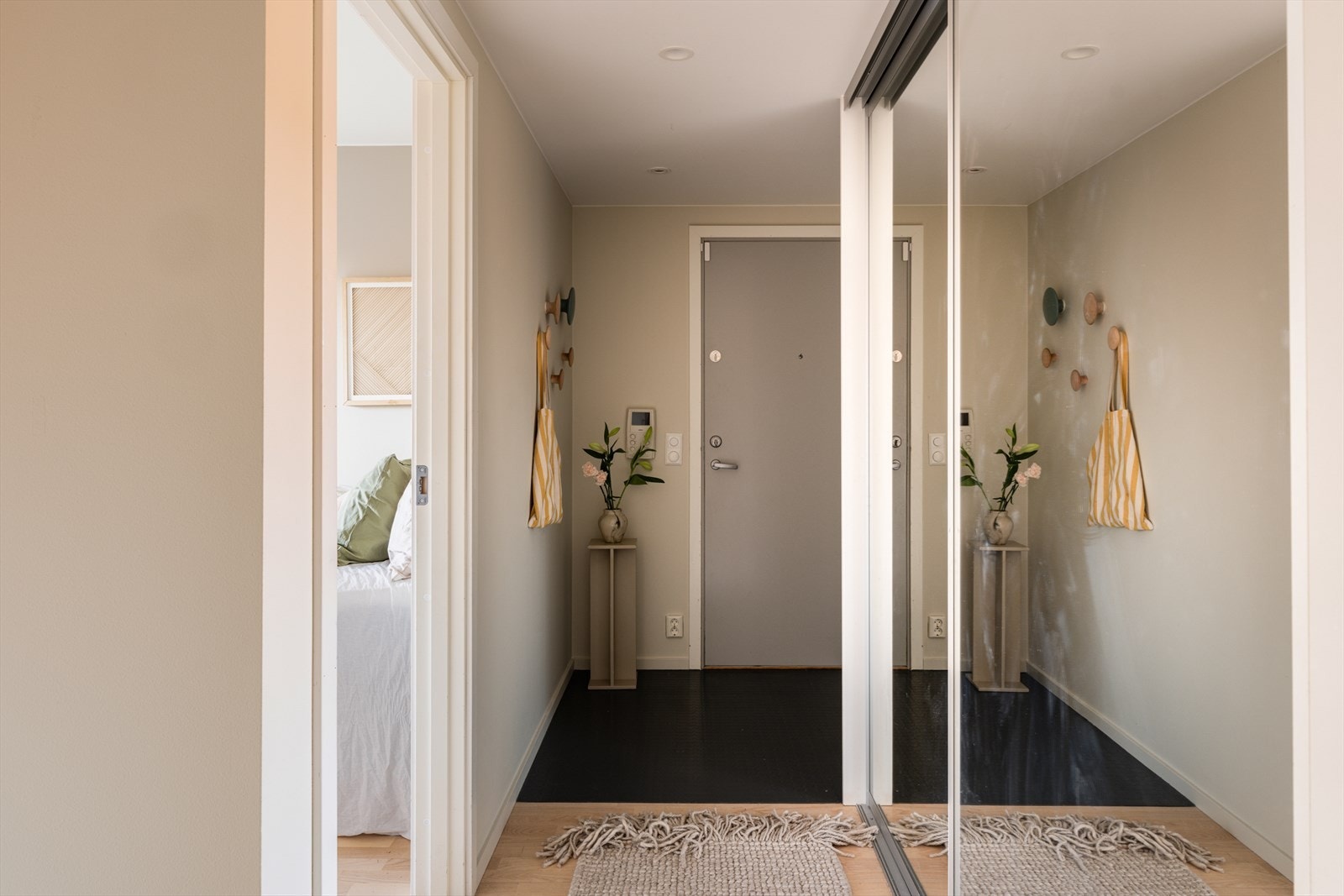 Velkommen hjem - bak inngangsdøren møtes du av en lys og ryddig entré. Galleribilde