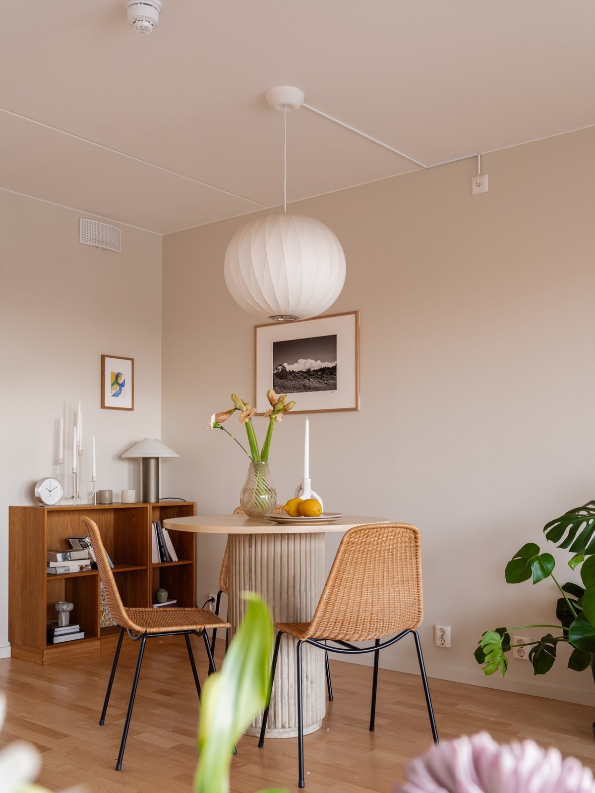 Leiligheten har balansert ventilasjon og sprinkelanlegg i himlingen. Galleribilde