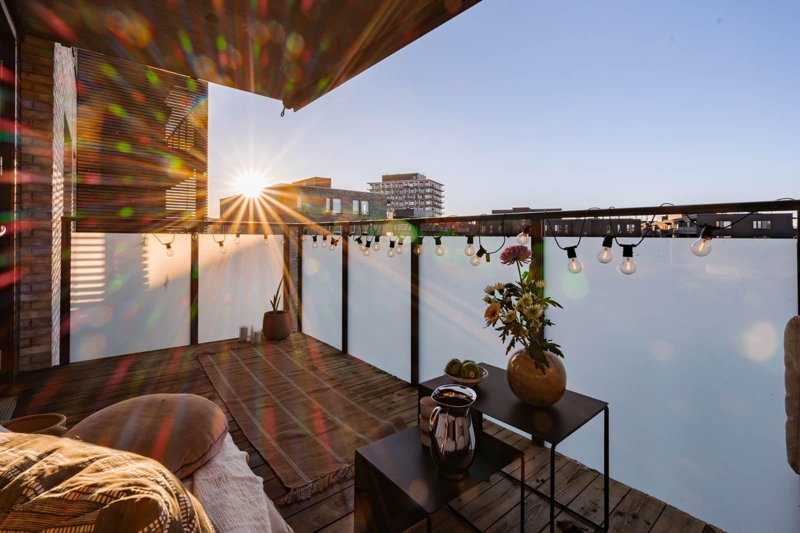 Med sine 10 kvm er det god plass til utemøbler, grill og diverse planter. Her bor du høyt og fritt med gode solforhold. Galleribilde