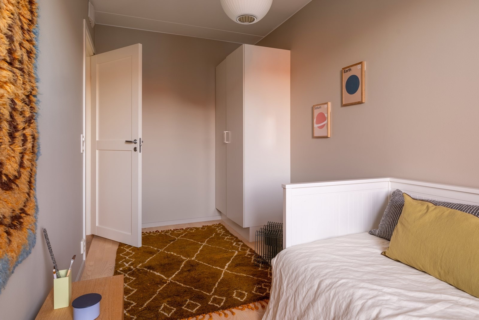 Det er god plass til både praktiske oppbevaringsmøbler, skrivepult eller annet møblement. Galleribilde