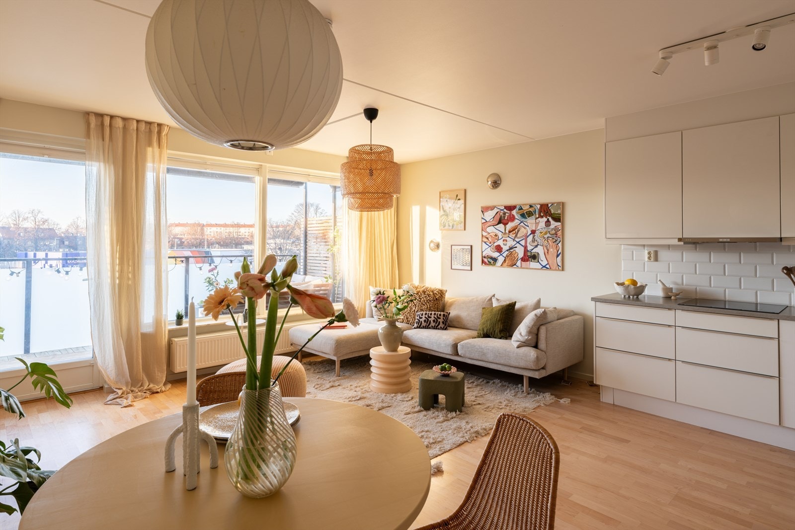 Lys og innbydende stue med vakre lysforhold fra de store vindusflatene. Galleribilde