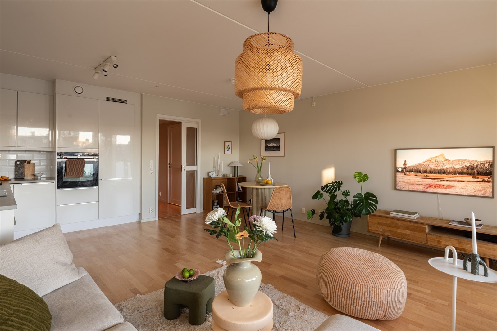 Her finnes mange muligheter, hva gjelder å plassere sittegruppene, og dere får mer enn nok rom for sosiale sammenkomster. Galleribilde