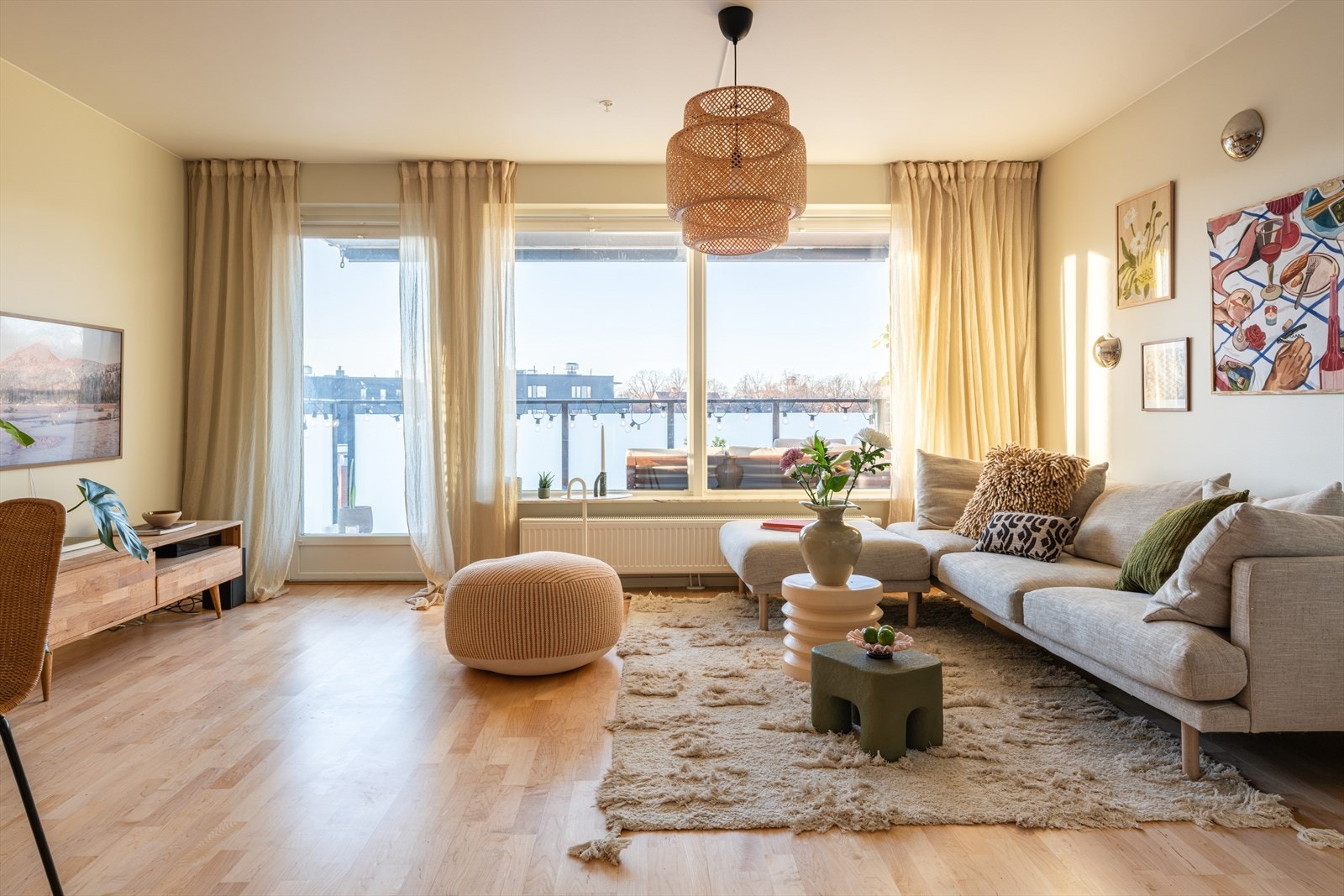 Her er det mer en nok plass til å invitere en gjest eller 3 for et hyggelig lag Galleribilde