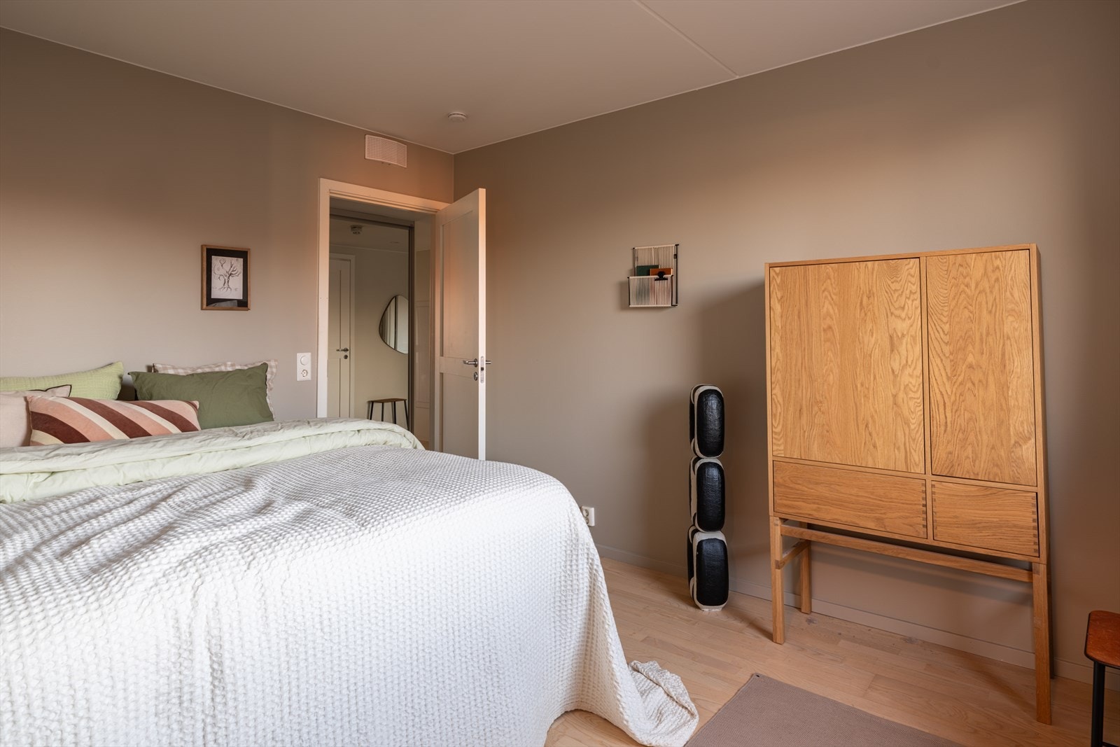 Velegnet plass til stor dobbeltseng, skrivepult eller annen ønsket innredning. Galleribilde