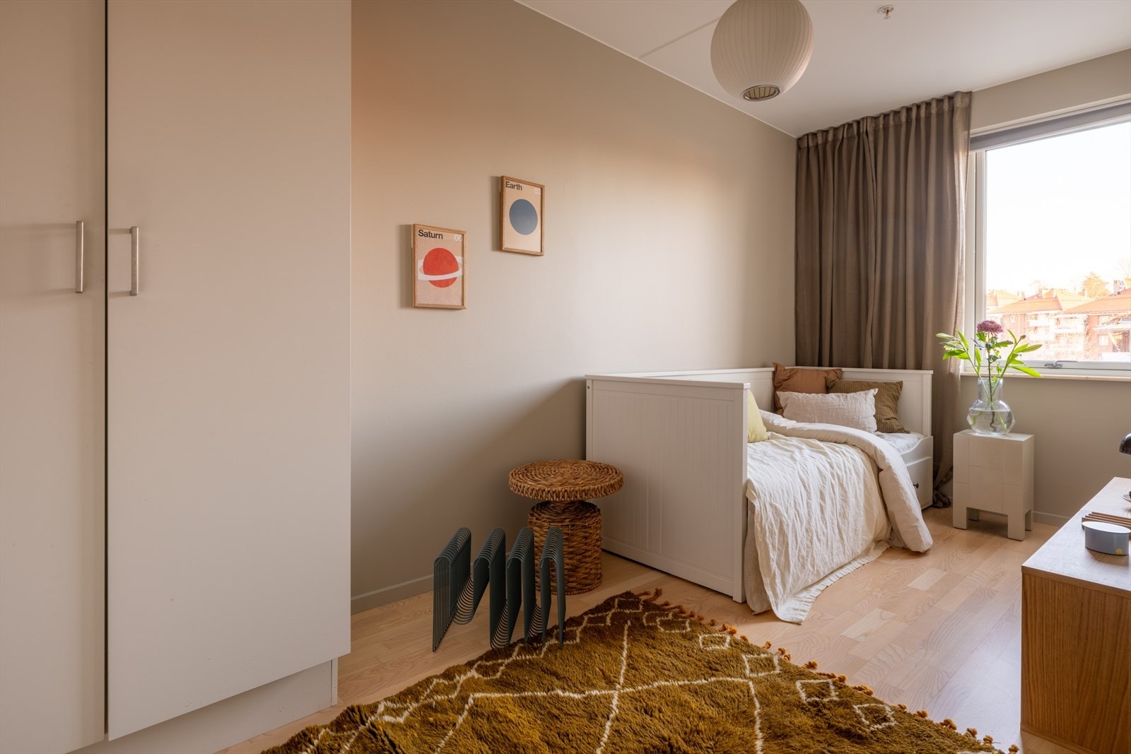 Tre soverom gir boligen stor fleksibilitet, enten du trenger plass til gjester, hjemmekontor eller ekstra oppbevaring. Galleribilde