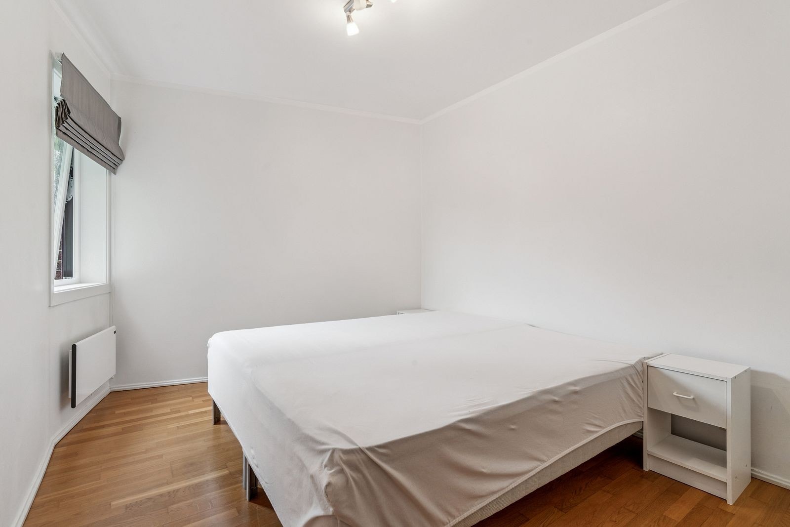 Soverom med garderobeskap og plass til dobbeltseng Galleribilde