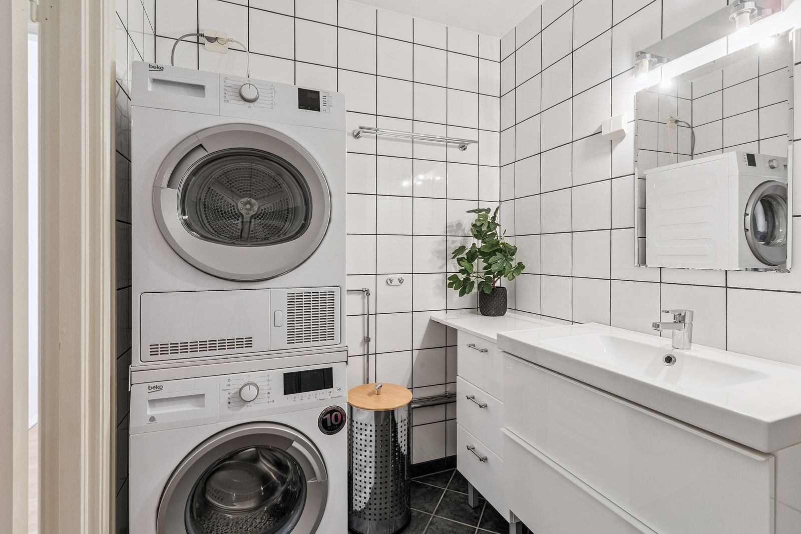 Pent bad med dusj, vaskemaskin og tørketrommel Galleribilde