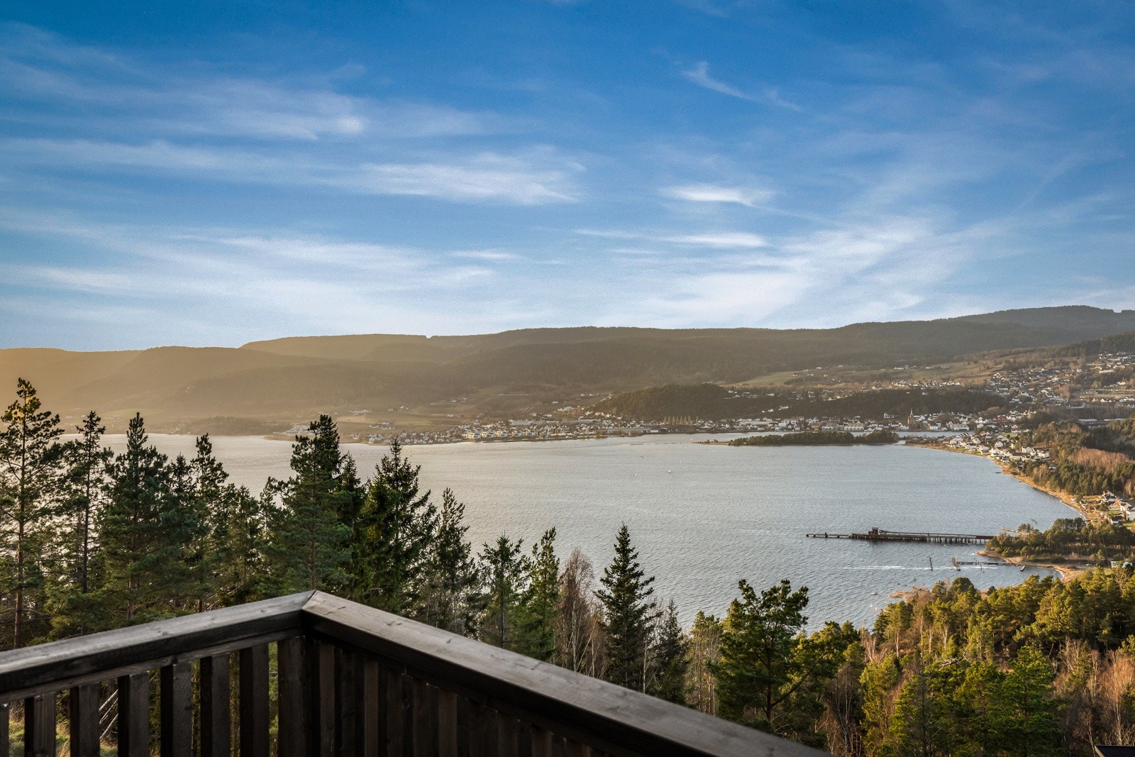 Nydelig utsikt fra altanen med adkomst fra stuen. Galleribilde