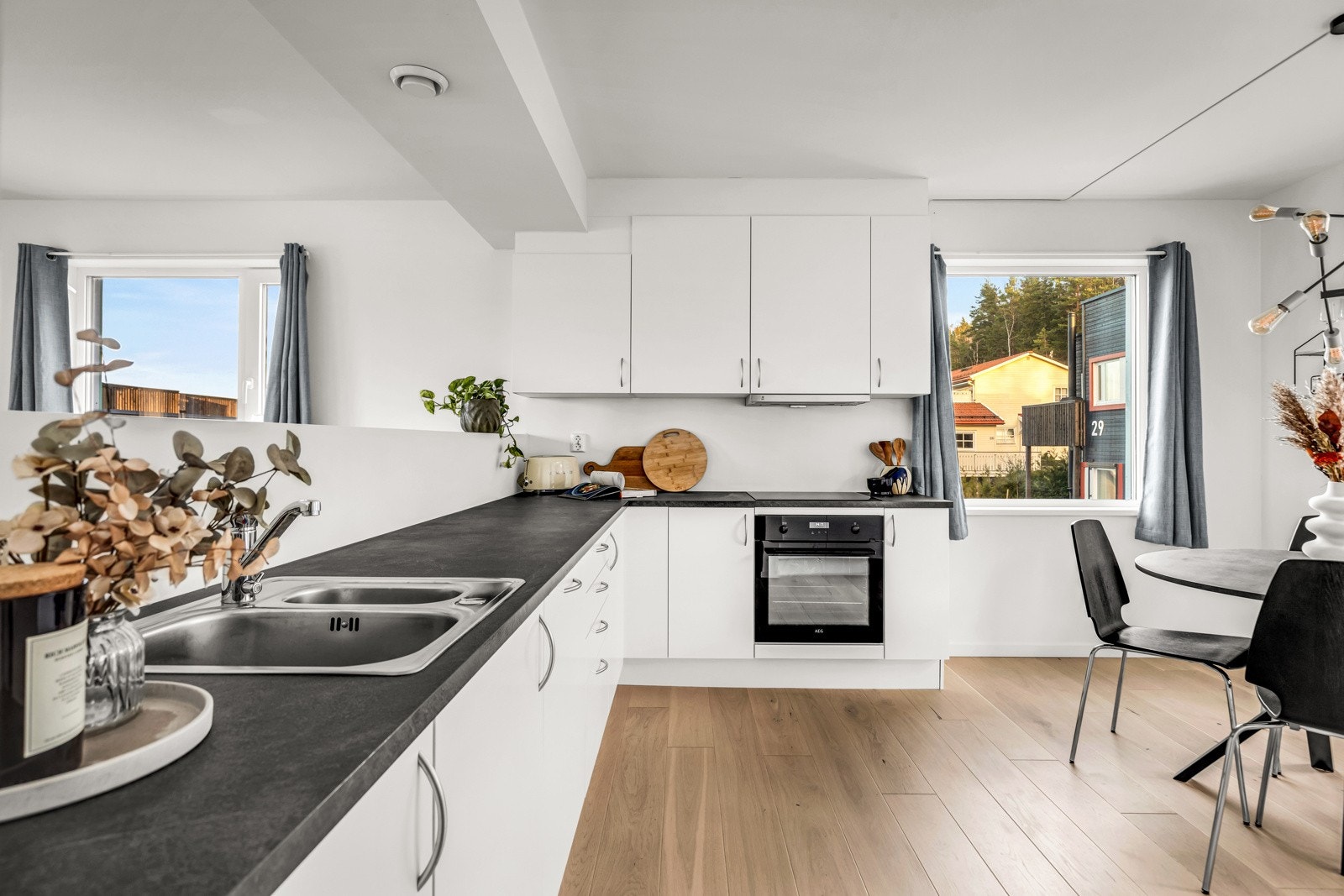 Kjøkkenet har rikelig med skap- og benkeplass. Galleribilde