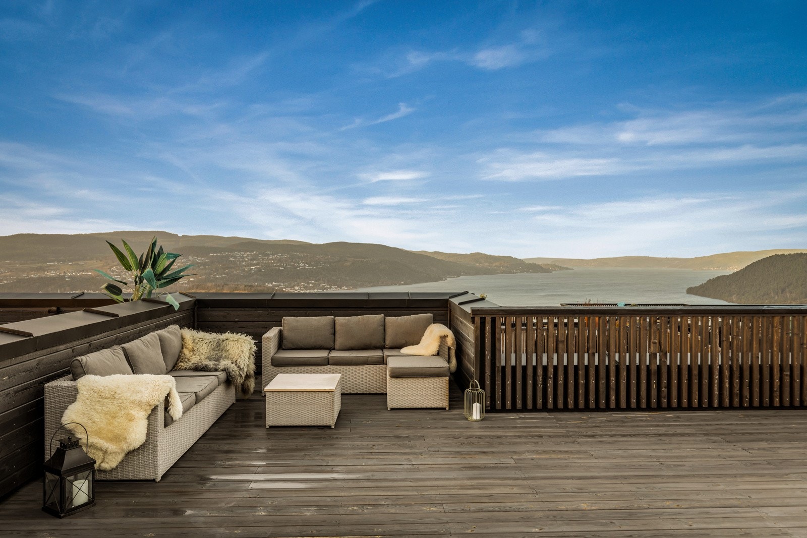 Unik og privat takterrasse på hele 80 kvm med spektakulær fjordutsikt og meget gode solforhold. Galleribilde