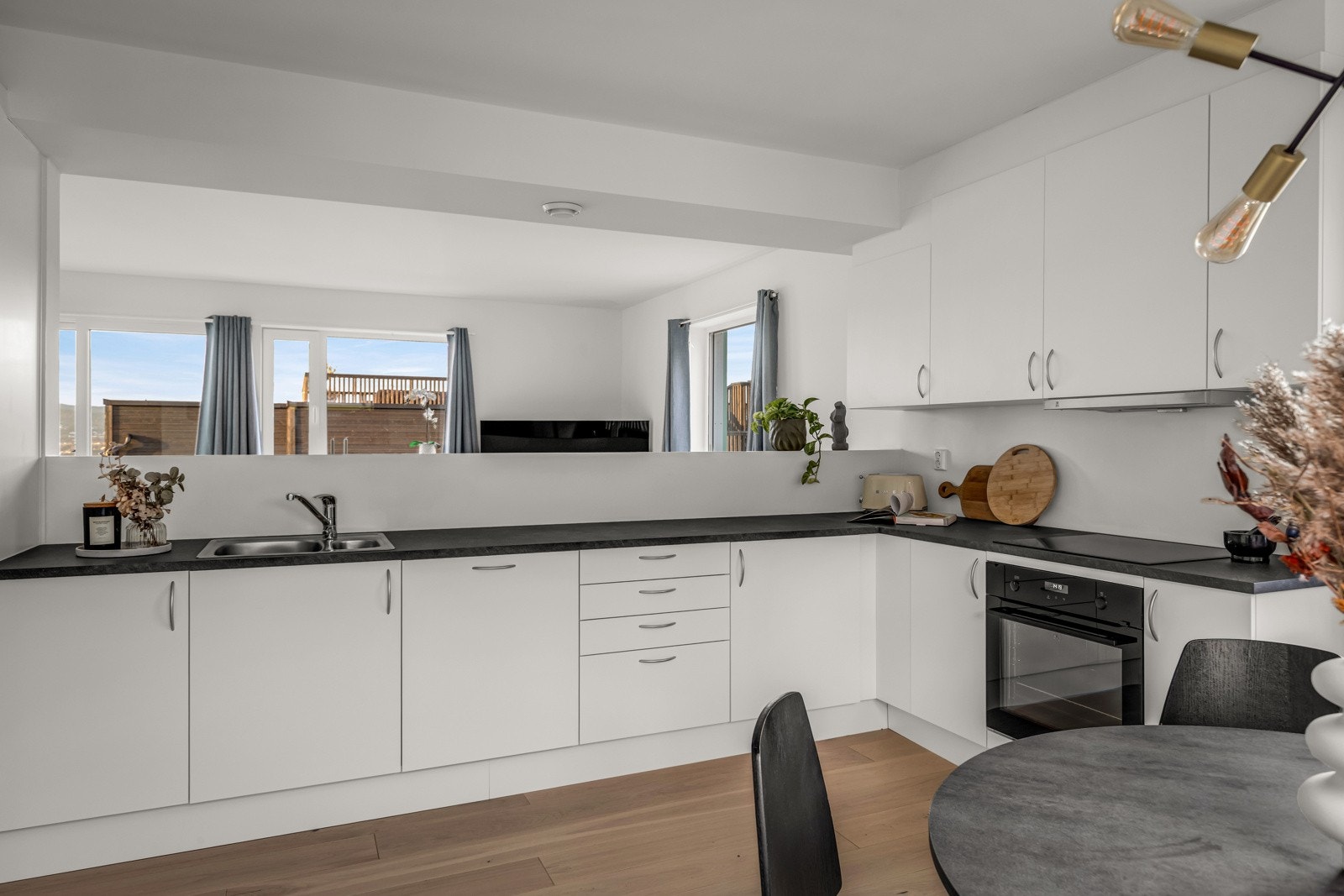 Sosial løsning med halv-vegg mot stuen som gir en luftig og åpen følelse. Galleribilde