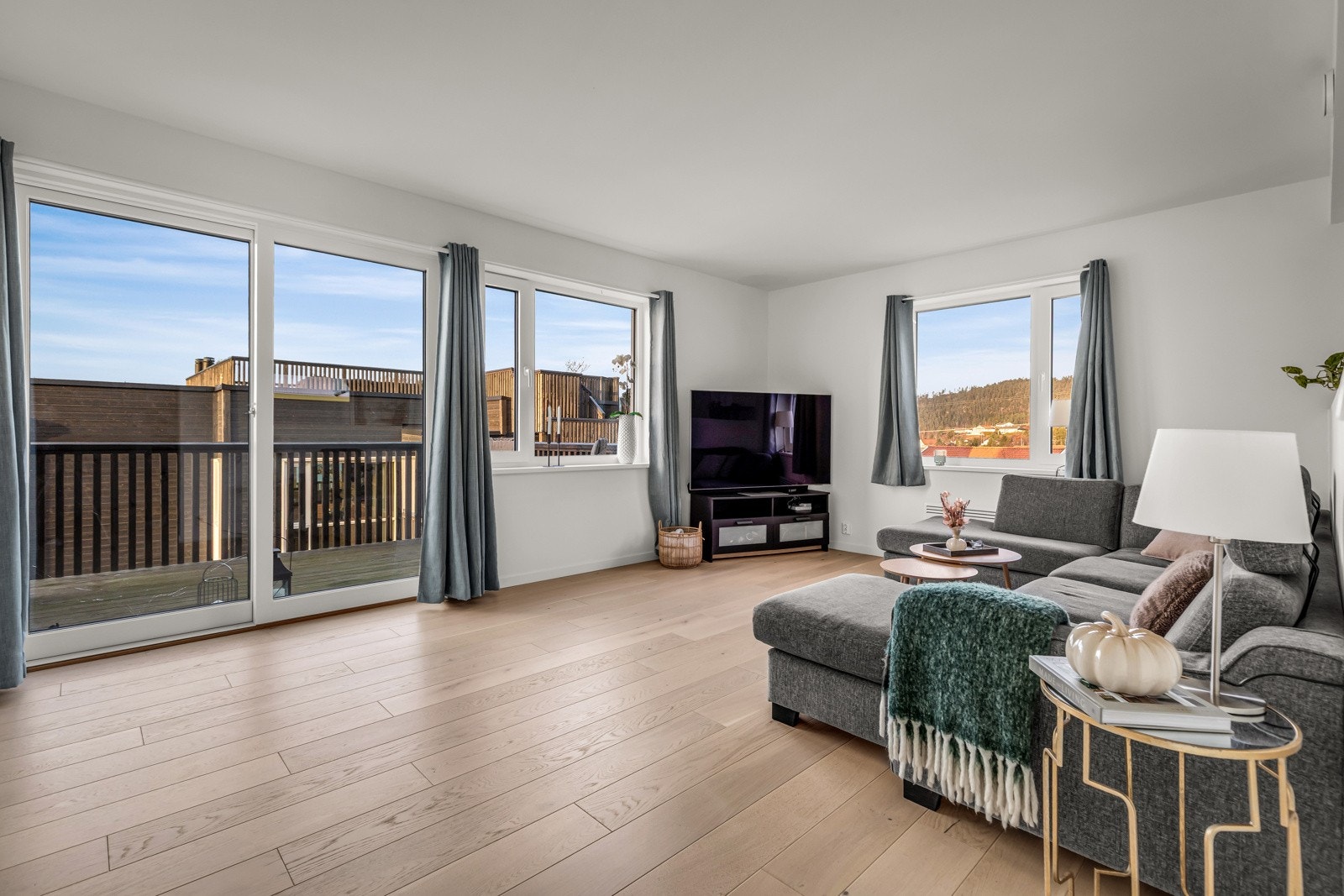 Leiligheten er gjennomgående og får godt med naturlig lys. Galleribilde