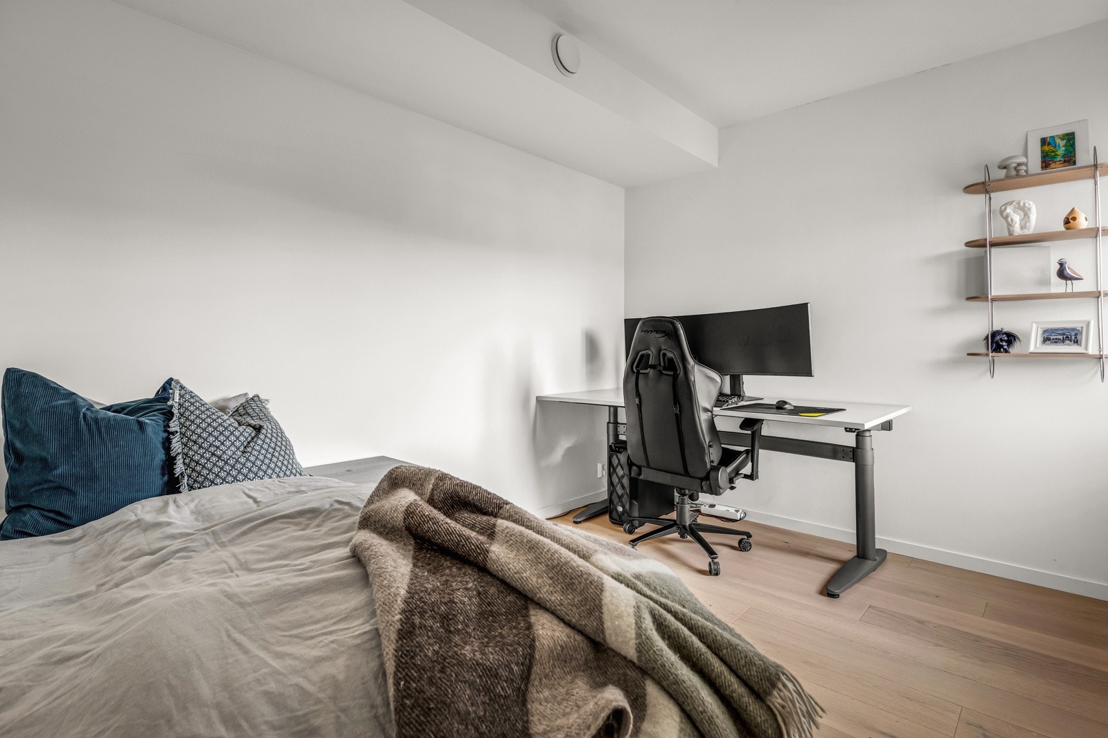 Soverom 2 med plass til seng og kontorpult. Galleribilde