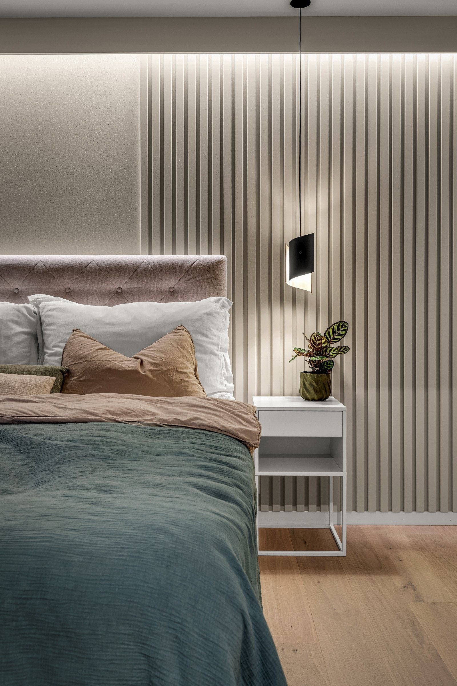 Lekker nattbordslampe monter fra himling - medfølger salget. Galleribilde