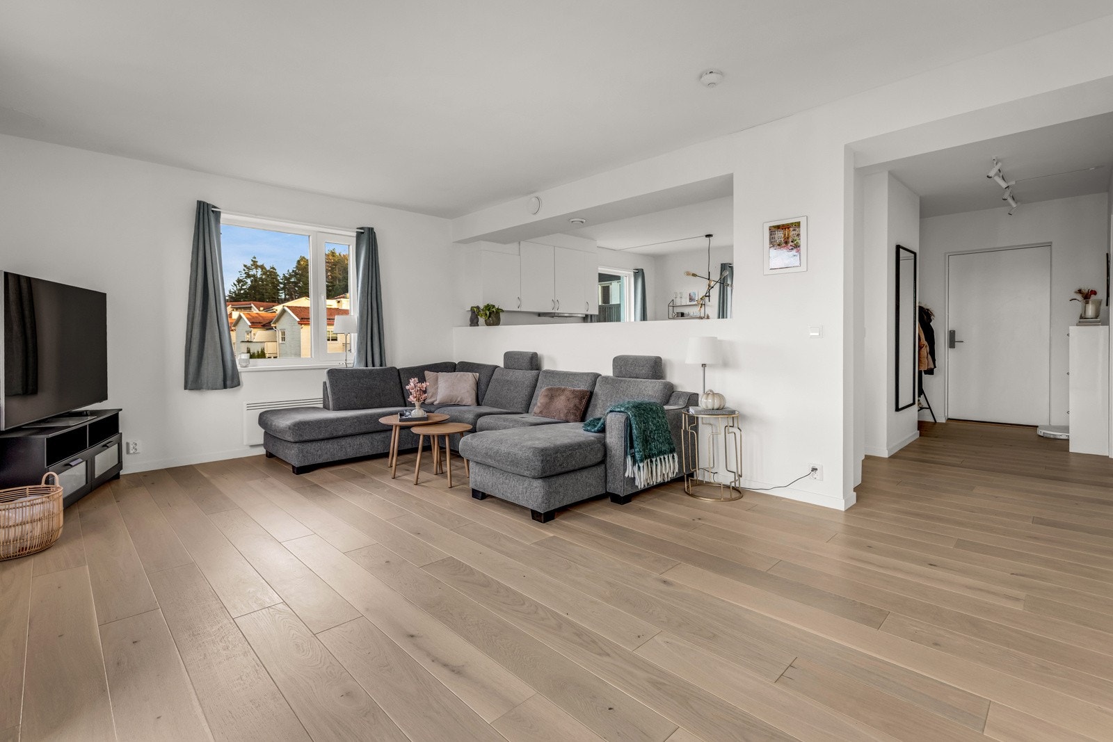 Stuen har god plass til sofaløsning med tilhørende møblement. Fra stuen er det utgang til altan på 10 kvm med flott utsikt. Galleribilde