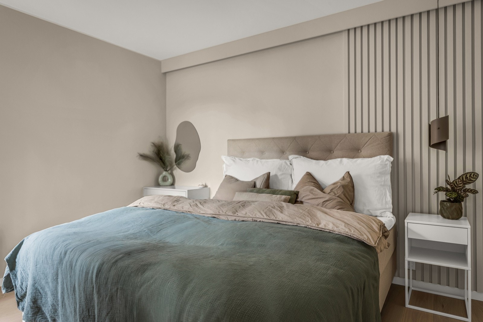 Lunt hovedsoverom av god størrelse med lekre løsninger som ledbelysning i himling og spilevegg. Galleribilde