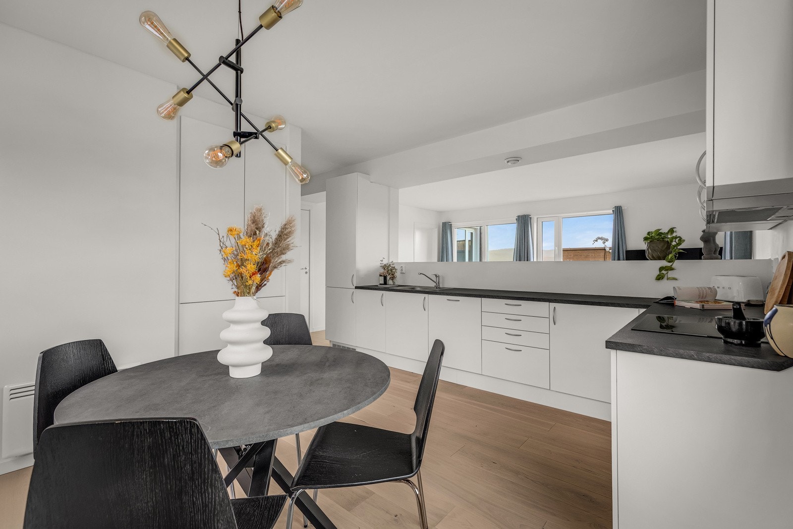 Spiseplass i forbindelse med kjøkkenet. Galleribilde