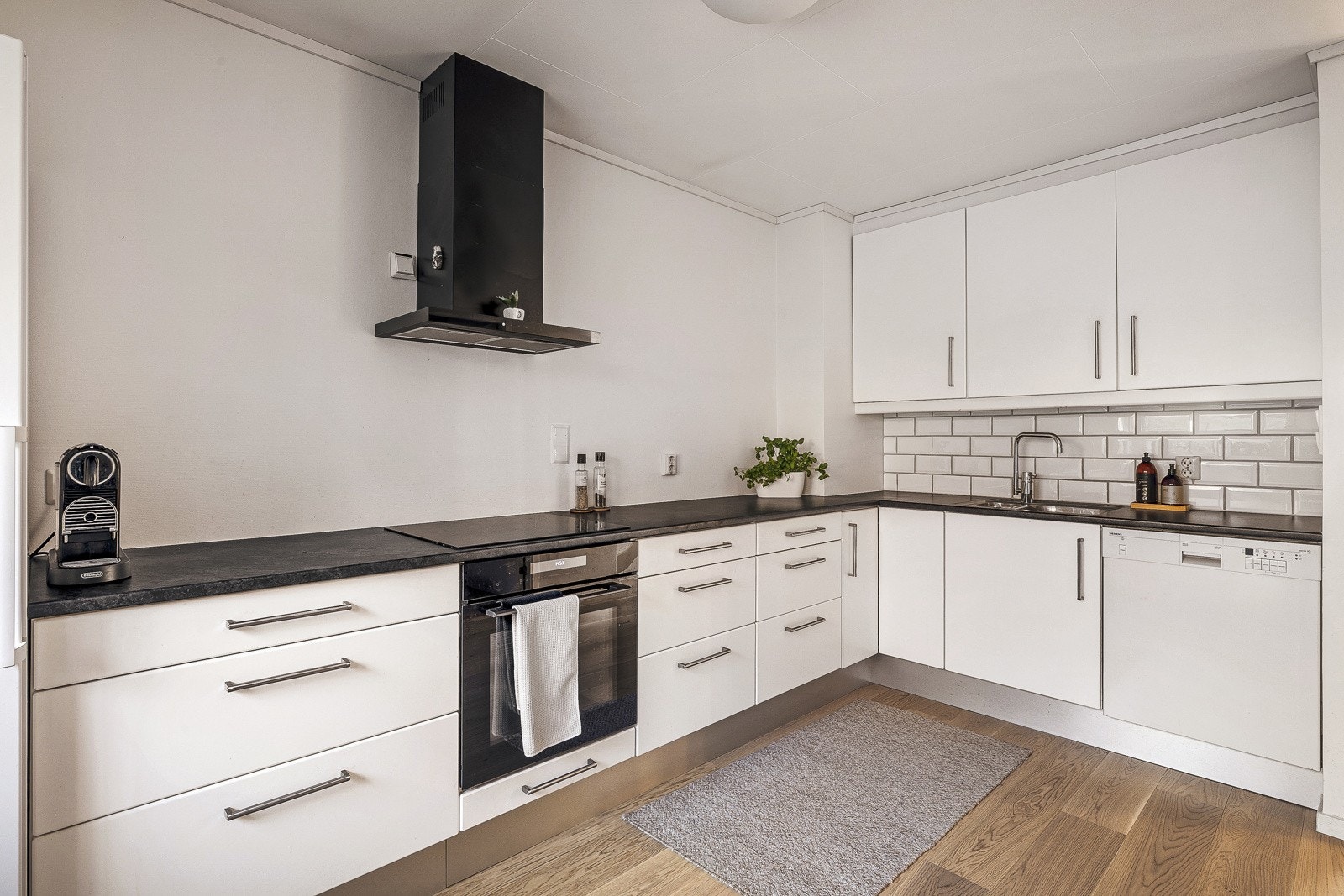 Tidløst og moderne utformet kjøkken Galleribilde