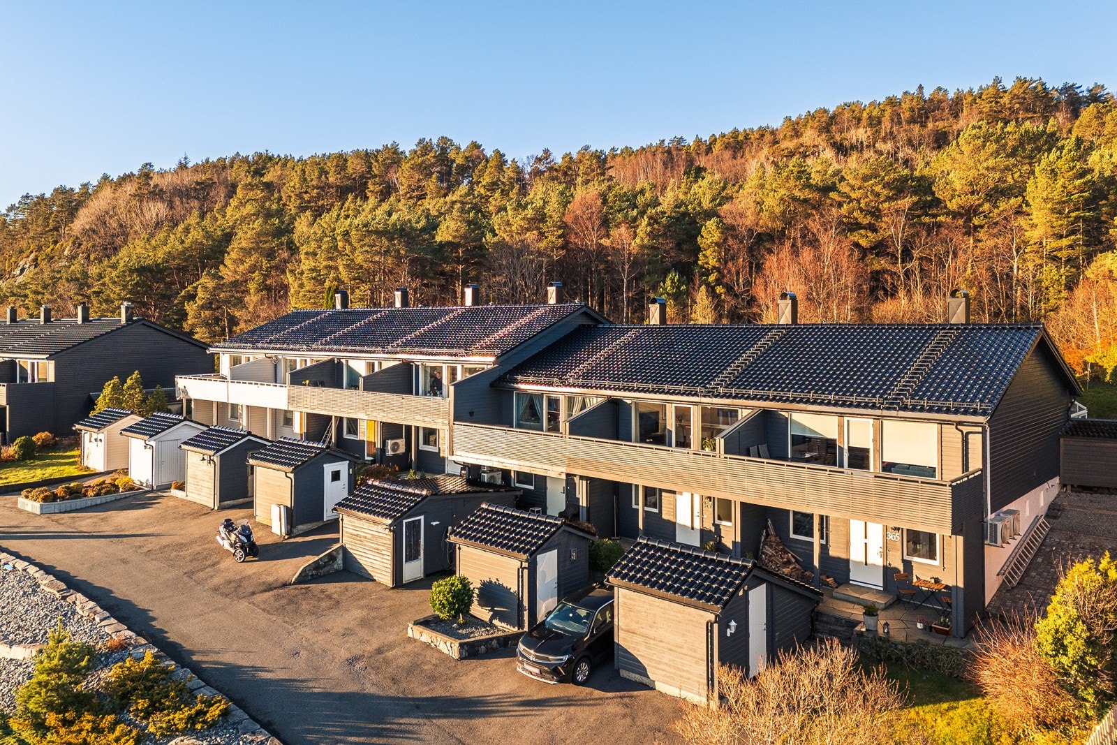Boligene er oppgradert med nye tak. Mulig å lade ved inngangsdøren. Galleribilde