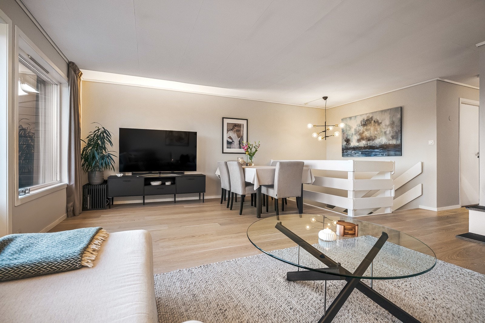 God plass til flere møbelgrupper i stuen Galleribilde