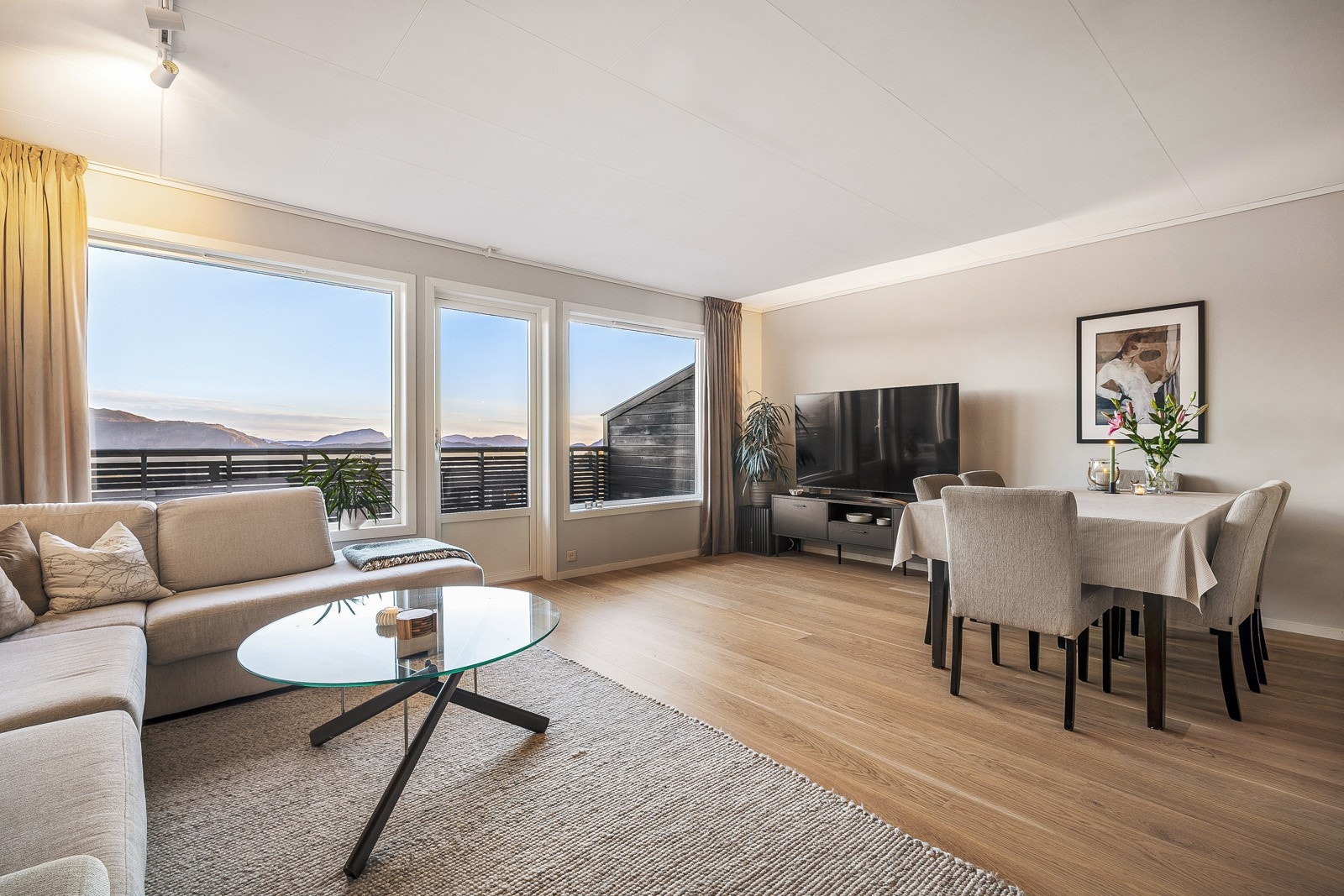 Lys og lekker stue med utgang til solrik balkong med nydelig utsikt Galleribilde