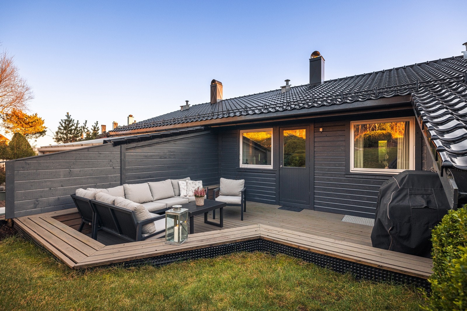 Deilig terrasse med utgang fra kjøkken Galleribilde