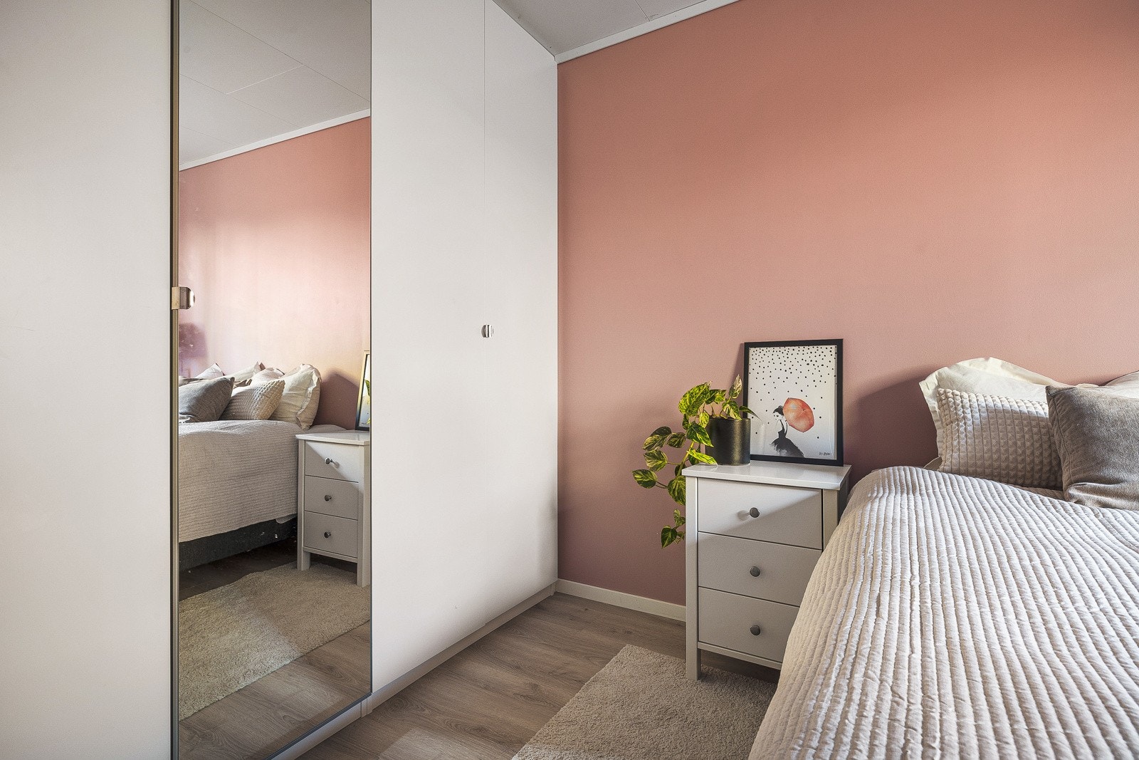 Soverom 1 med god garderobe Galleribilde