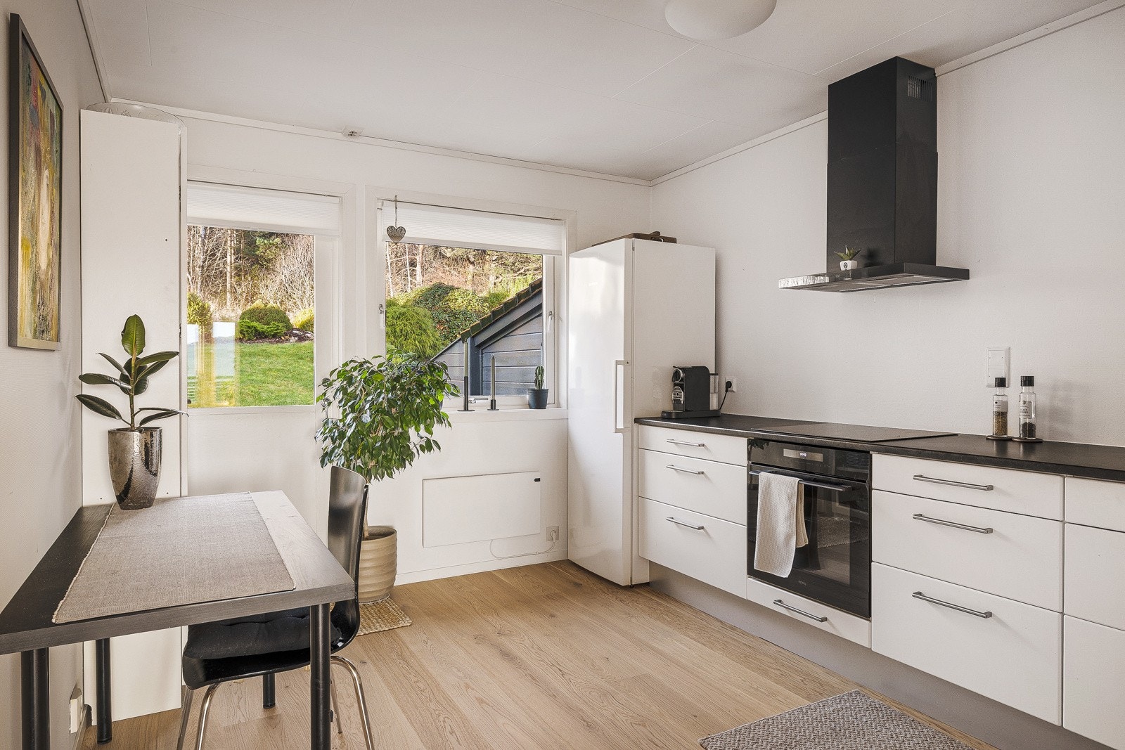 Romslig kjøkken med plass til spisebord Galleribilde