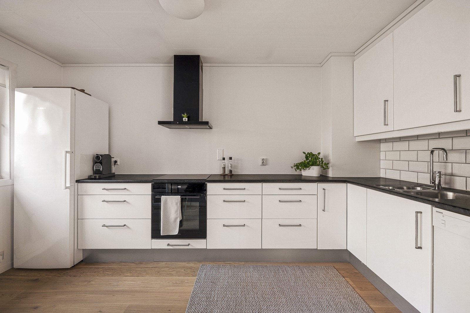 Godt med skap-/benkeplass på kjøkkenet Galleribilde