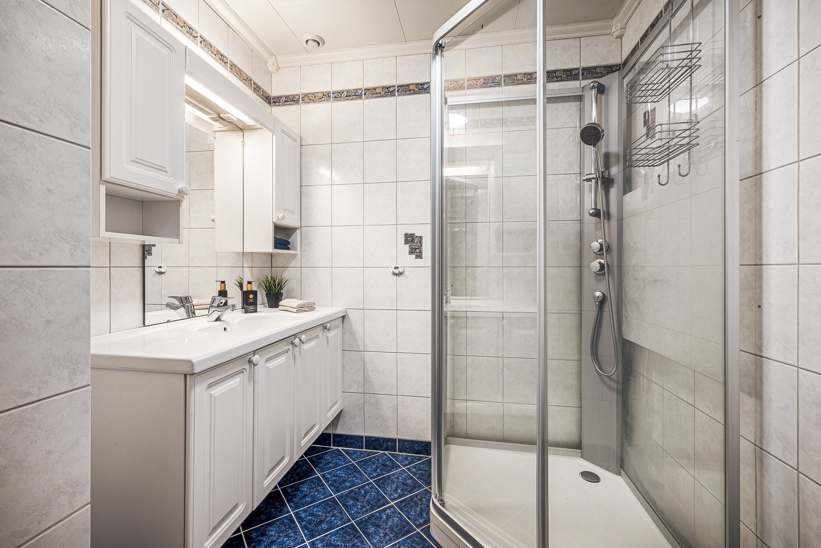 Helfliset bad med dusjkabinett Galleribilde