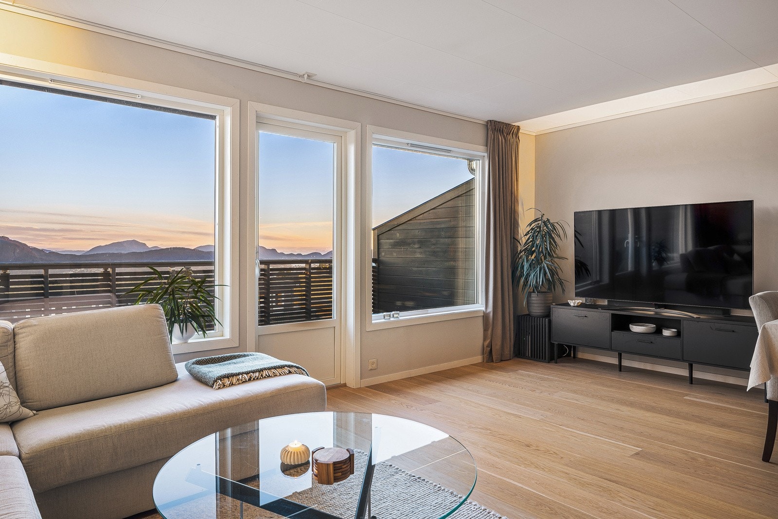 Herlig utsikt og romslig balkong er en svært god kombinasjon Galleribilde