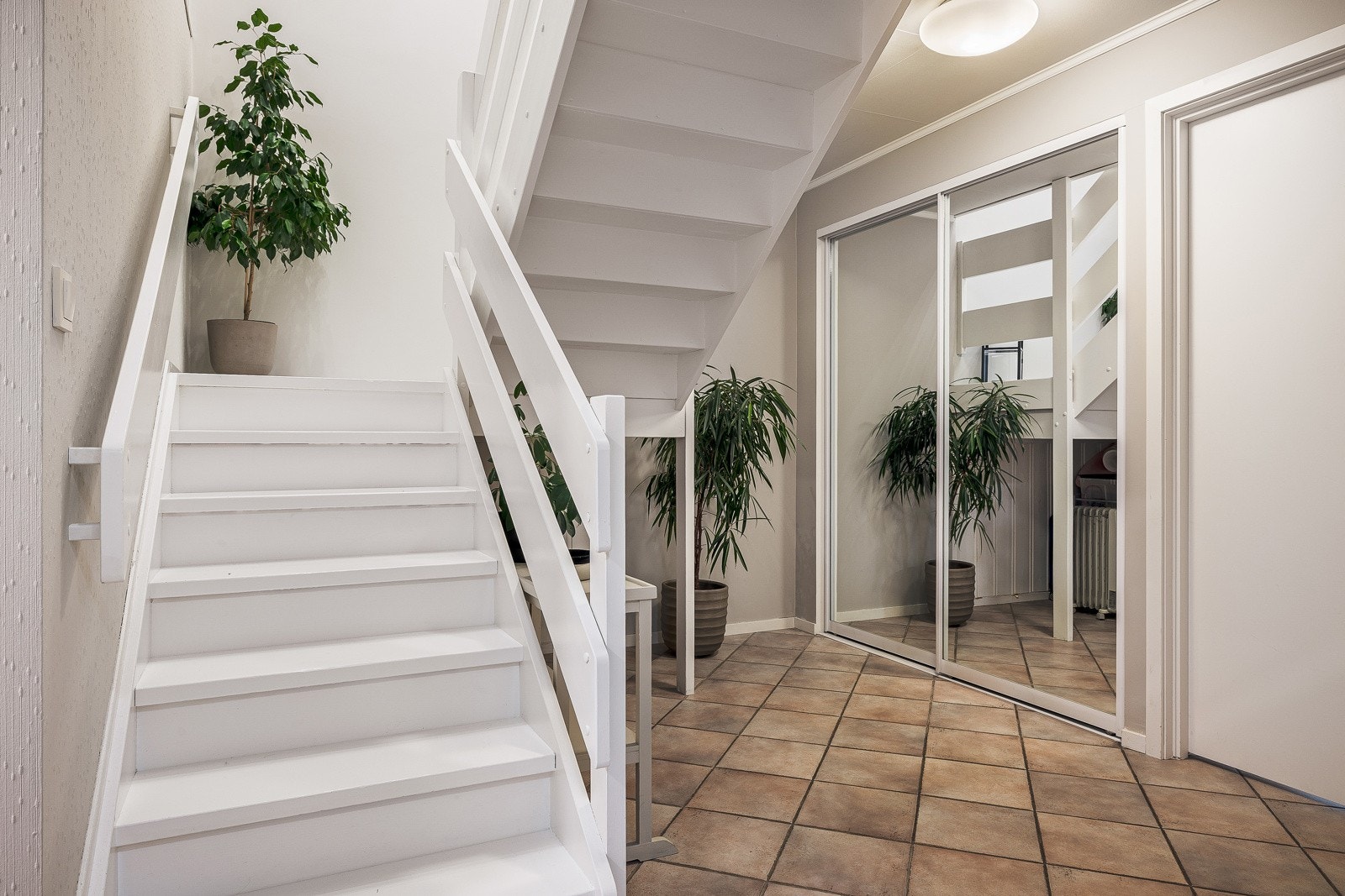 God skyvedørsgarderobe i hall første etasje Galleribilde